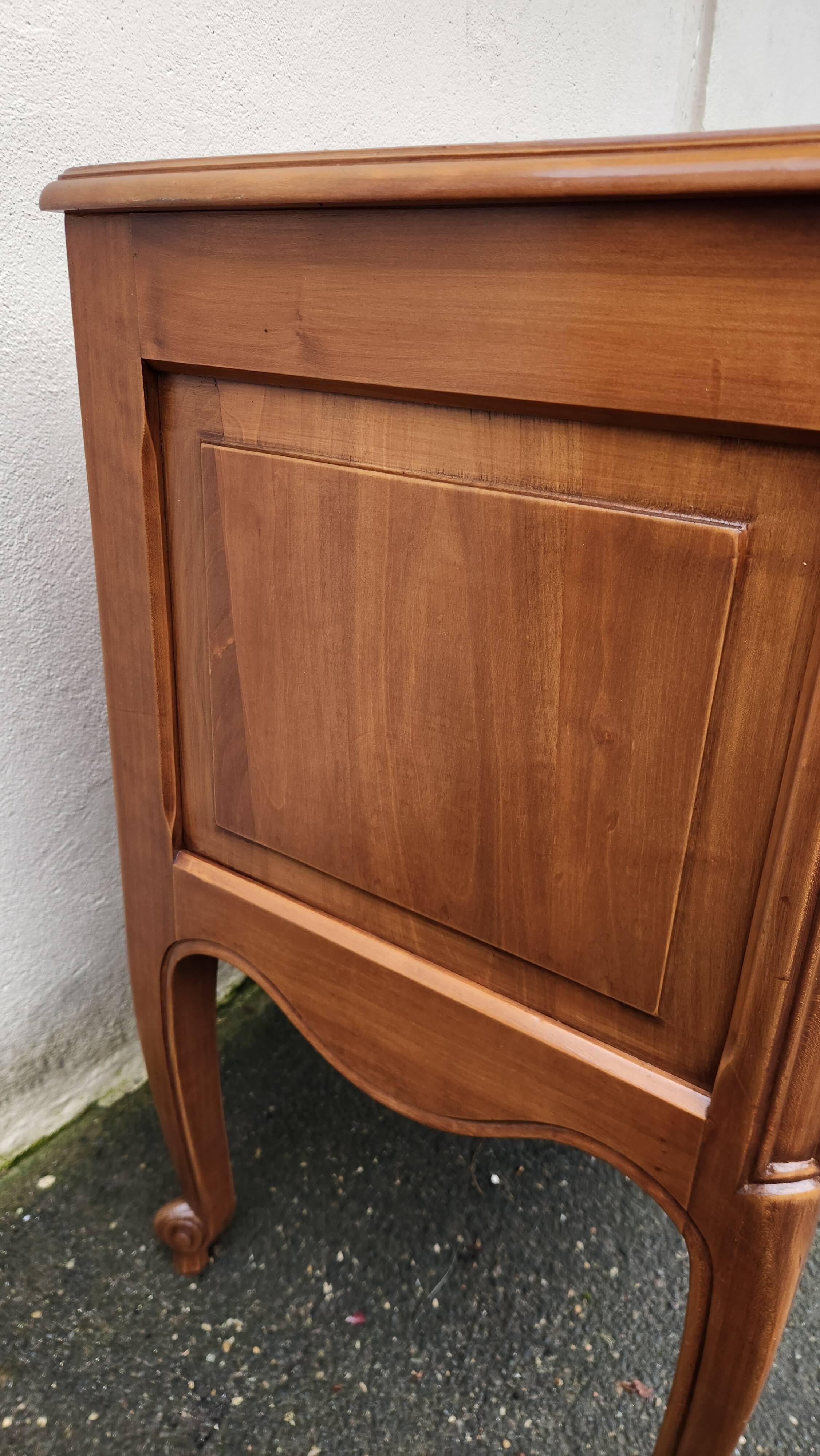 Beautiful vintage wooden chest of drawers with 2 drawers.