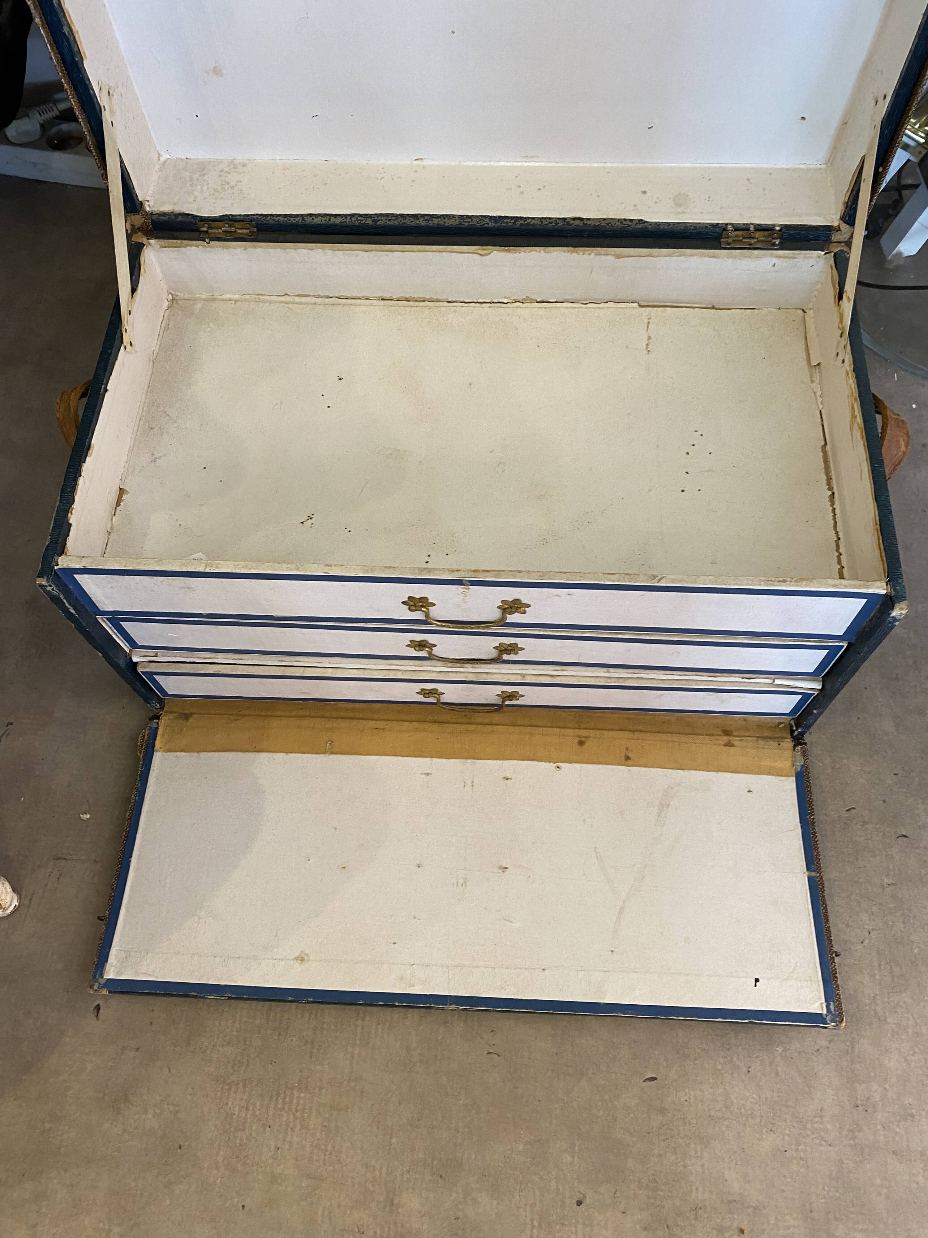 Ancienne malle de voyage pour vêtements coupés début xxème avec tiroirs et anses