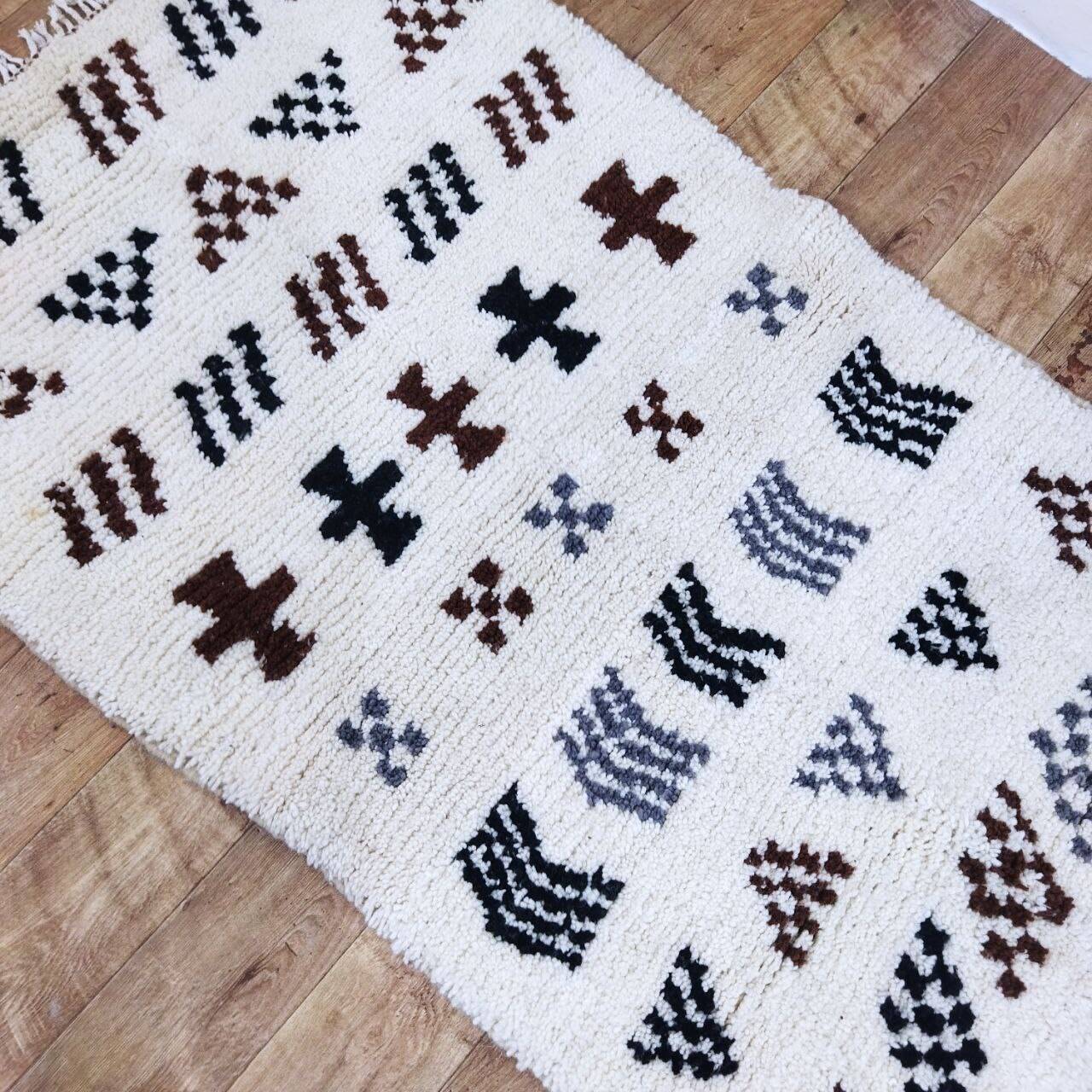 Azilal Berber rug in handmade wool 180 X 105 CM