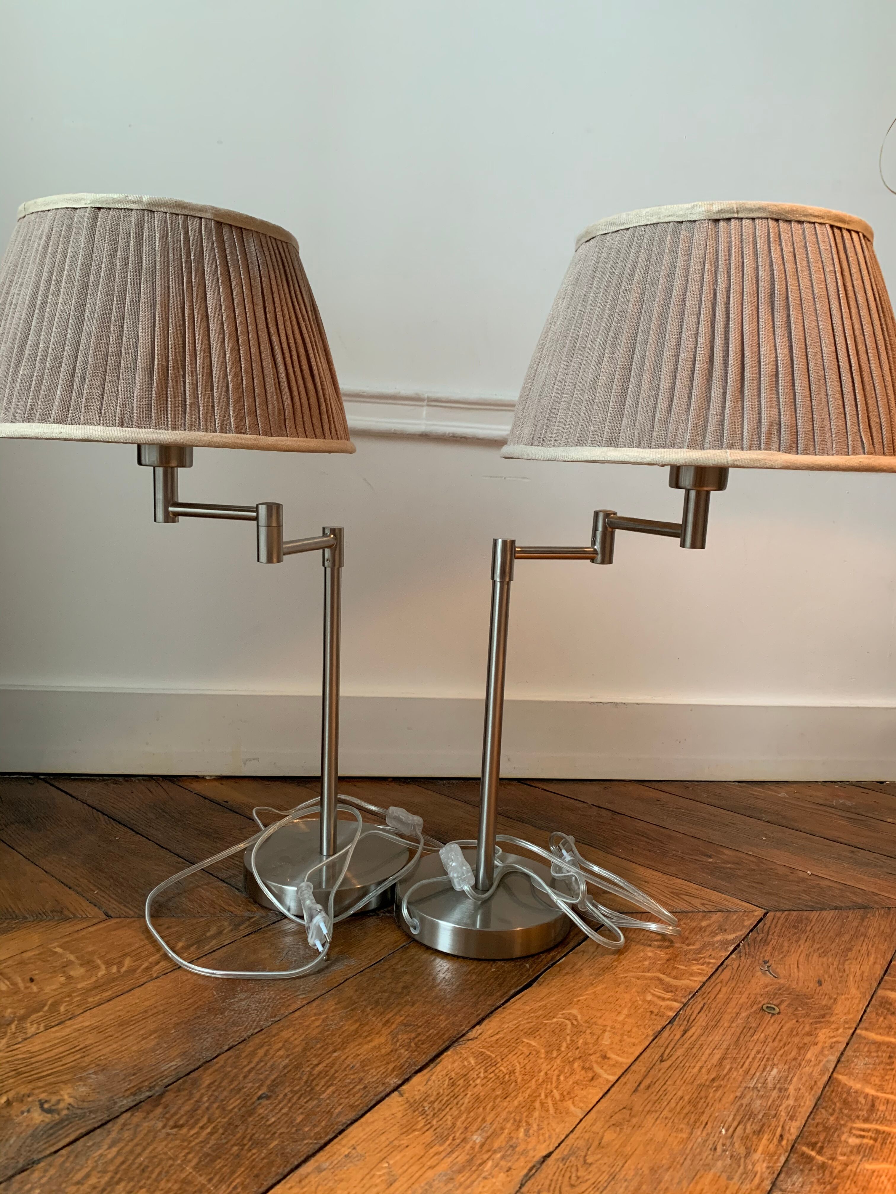 2 bedside lamps