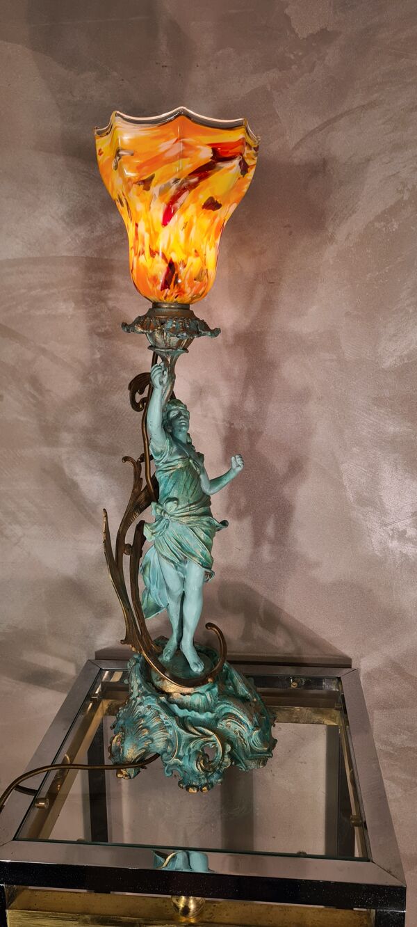 Ancienne   lampe  en regule  patiné  vert et bronze avec jolie tulipe multi couleurs en opaline