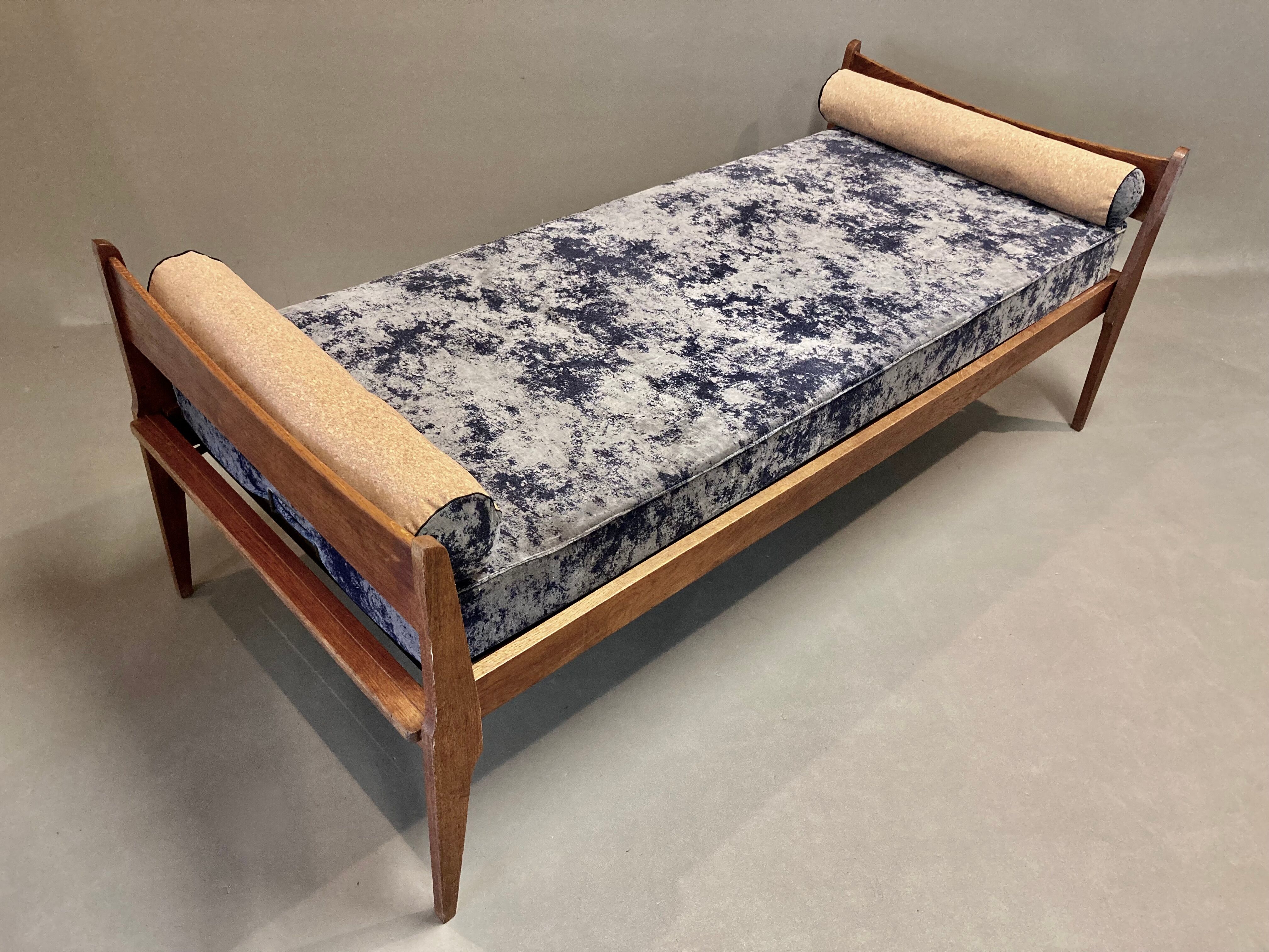 Canapé lit ou daybed velours et liège gris 1950