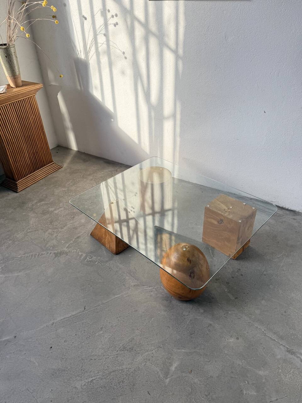 Table basse en bois et verre attribuée à Metafora