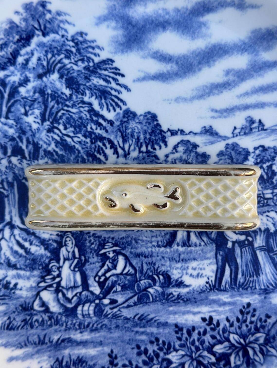 Vintage Cream and O Ceramic Knife Rest