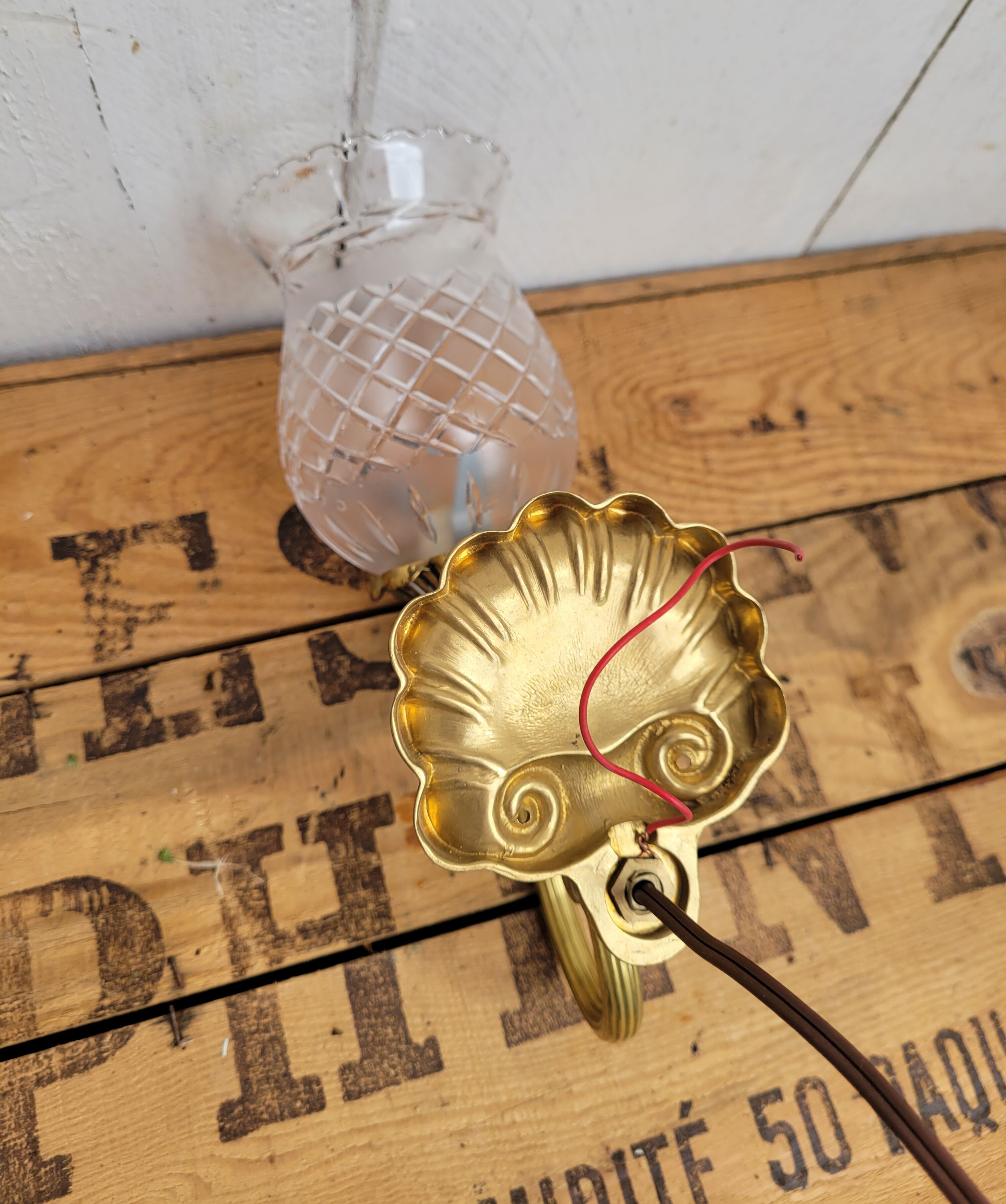 Scallops in brass and glass sconce