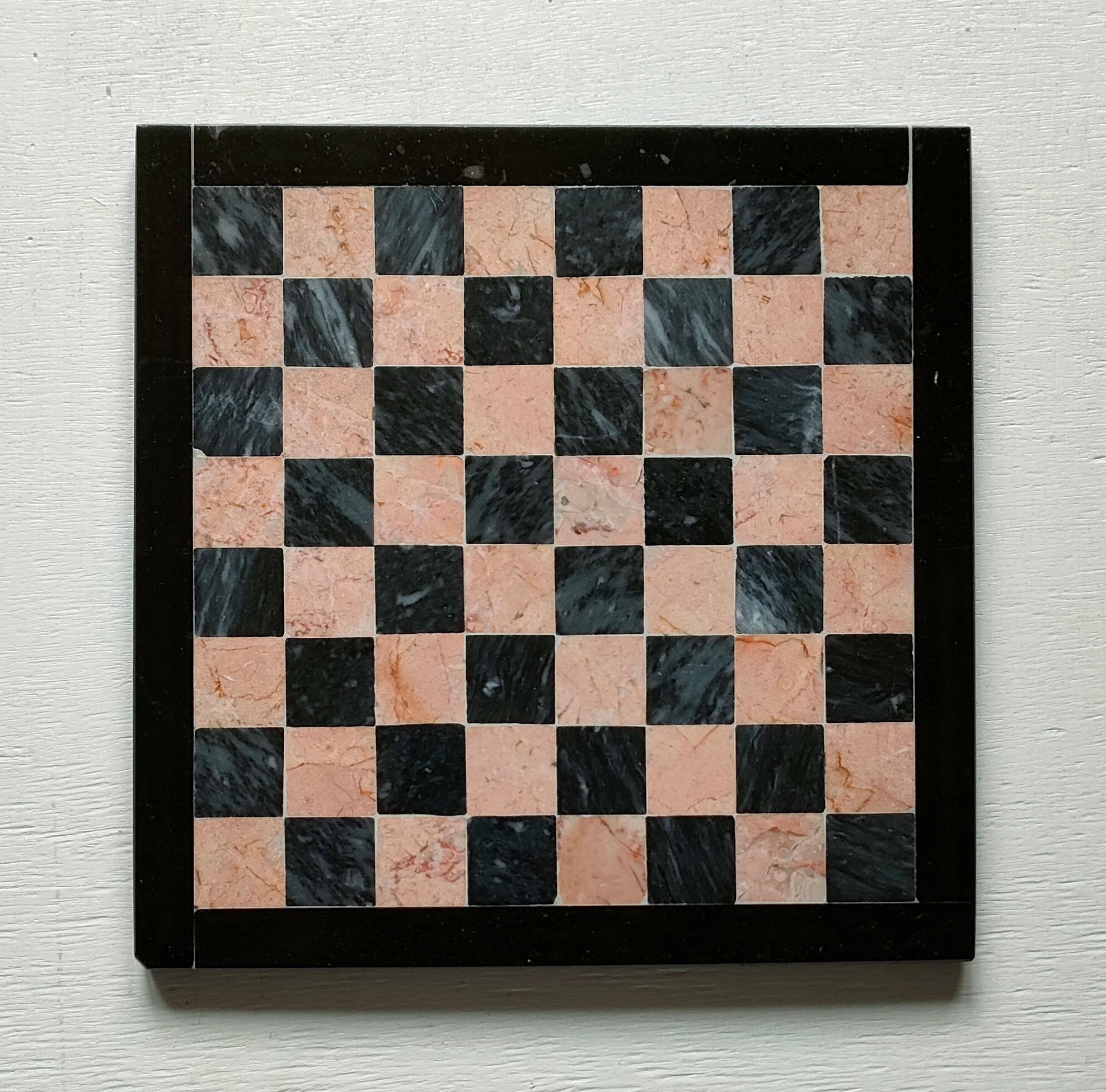 Small chessboard in coral marble and black marble - Italy - Second half of the twentieth century
