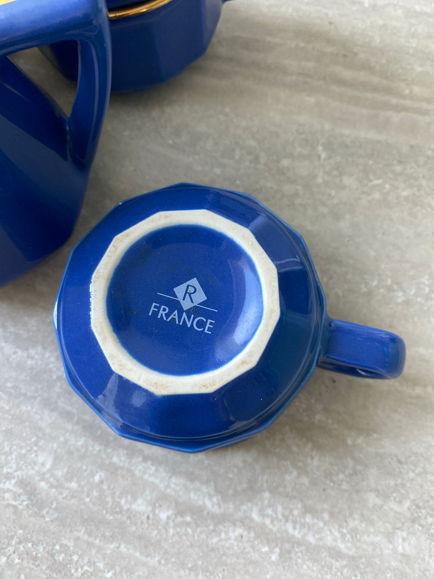 6 tasses et sous tasses et pot à lait Revoll