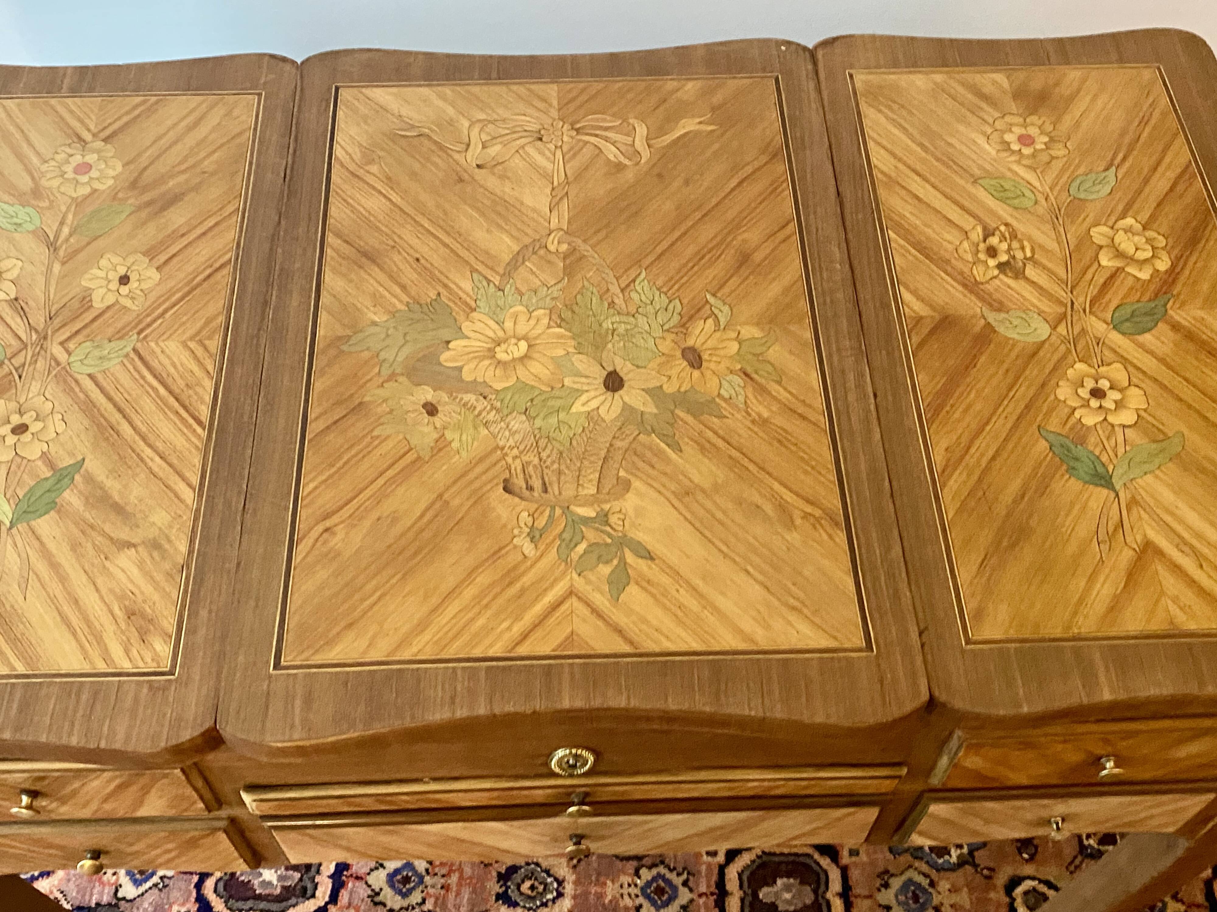 Coiffeuse en marqueterie de fleurs style Louis XV