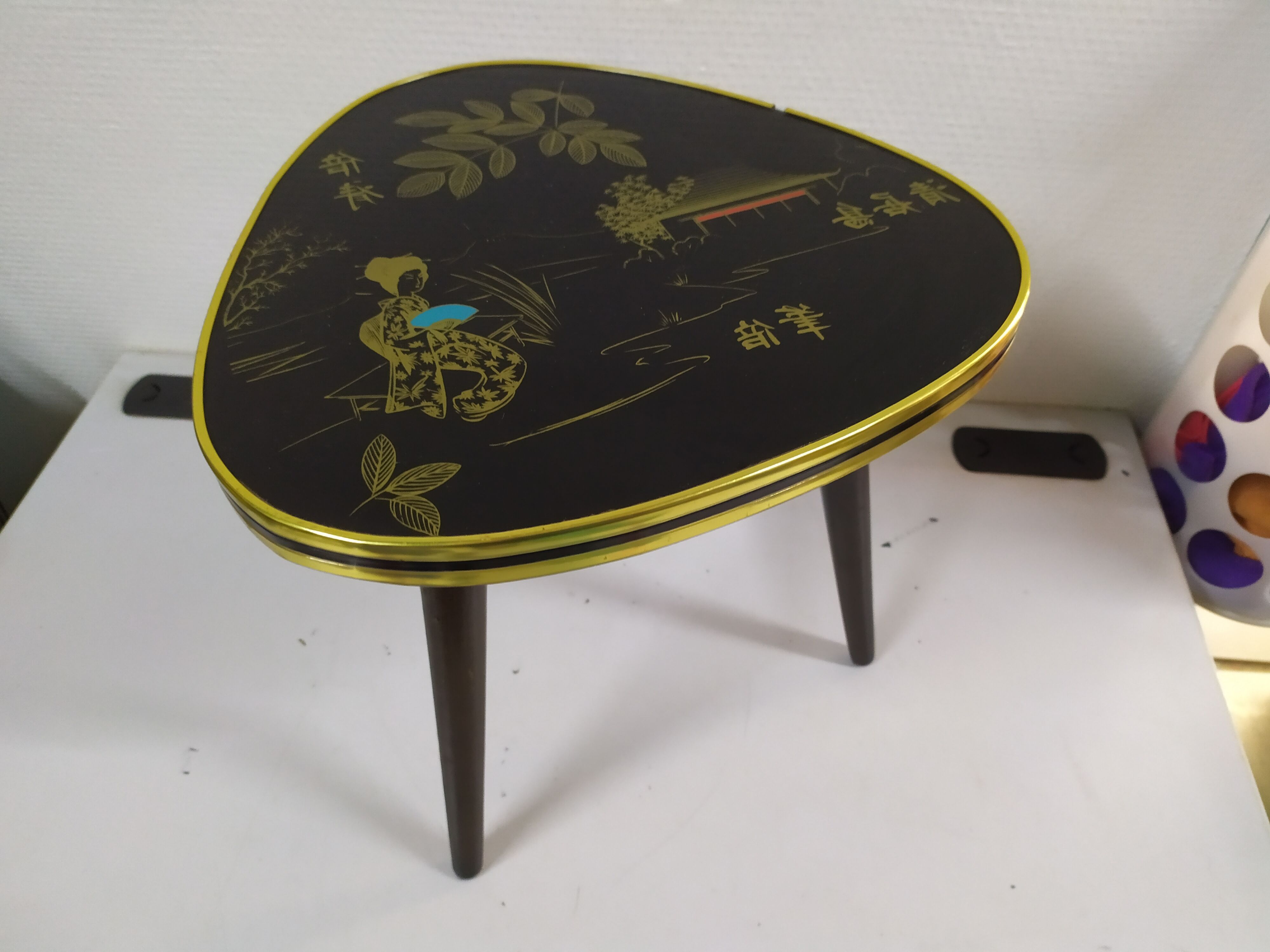 Plant holder in Chinese formica décor