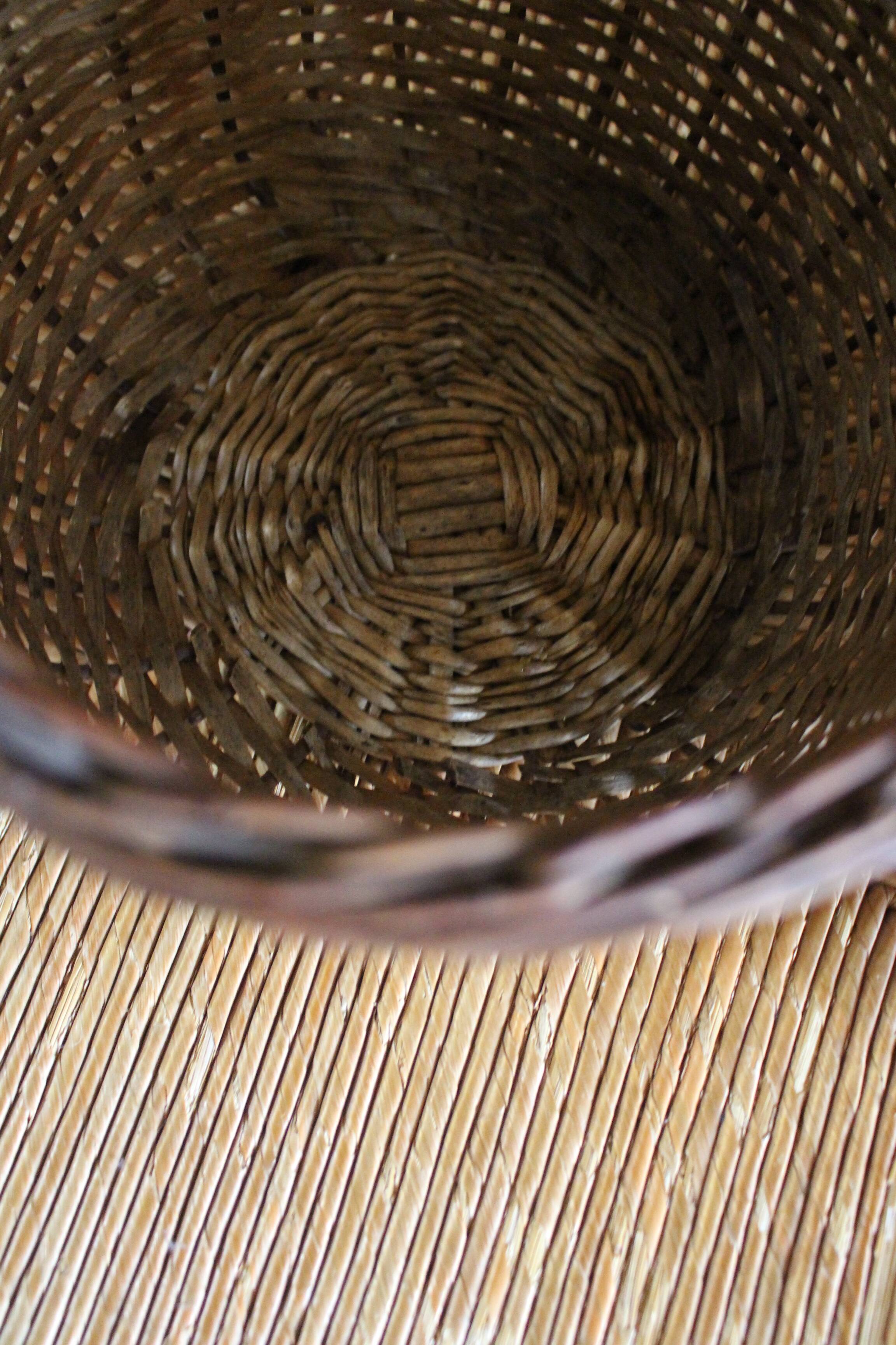 Small round wicker basket with one handle