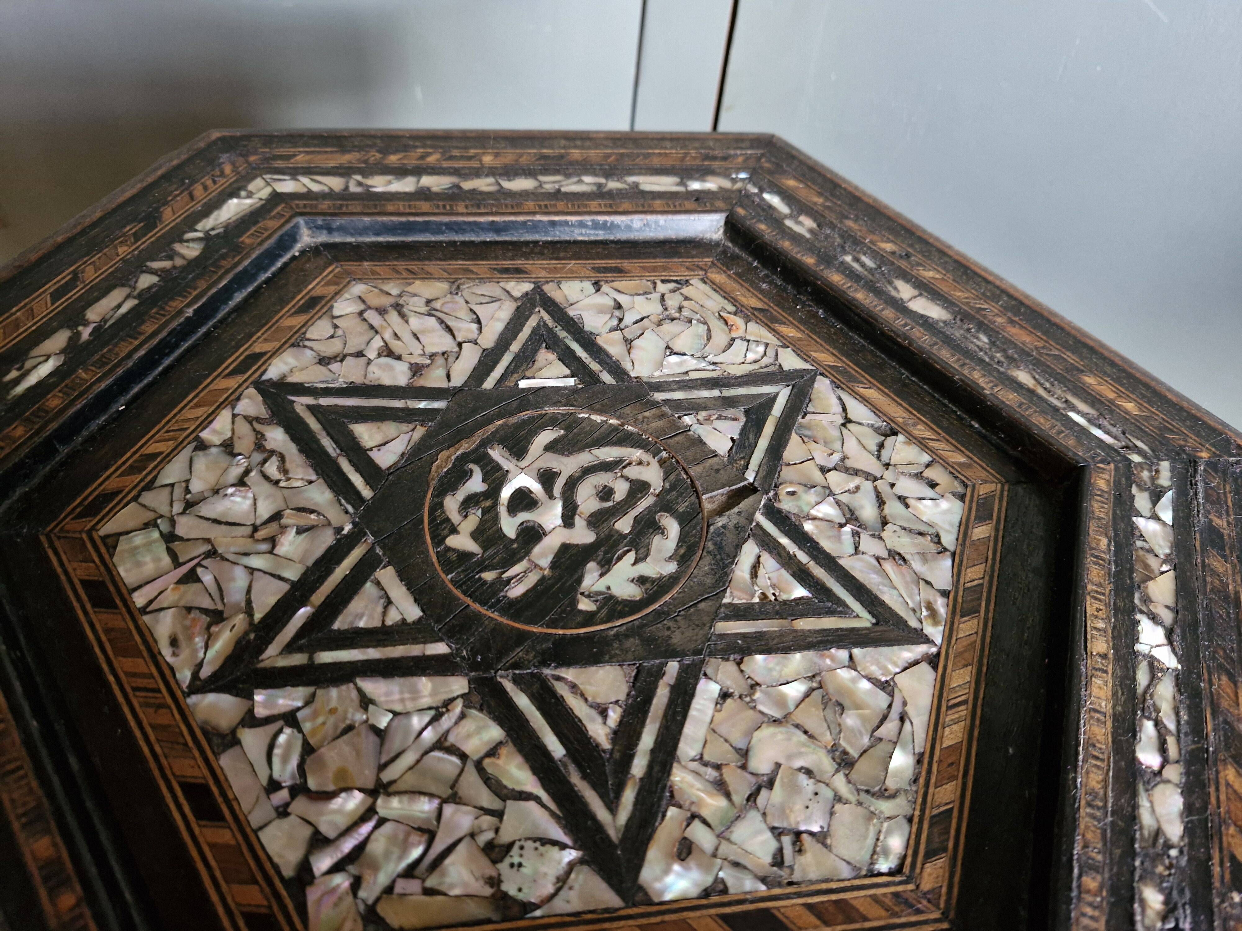 Antique octagonal table with mother-of-pearl inlays - Syria or Egypt