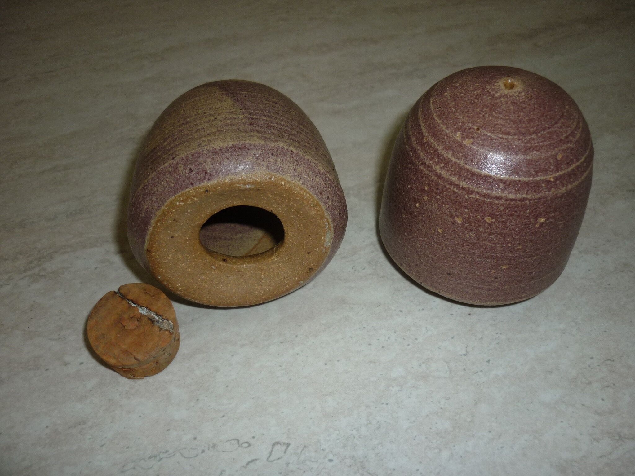 Salt and pepper service in purple-parma ceramic
