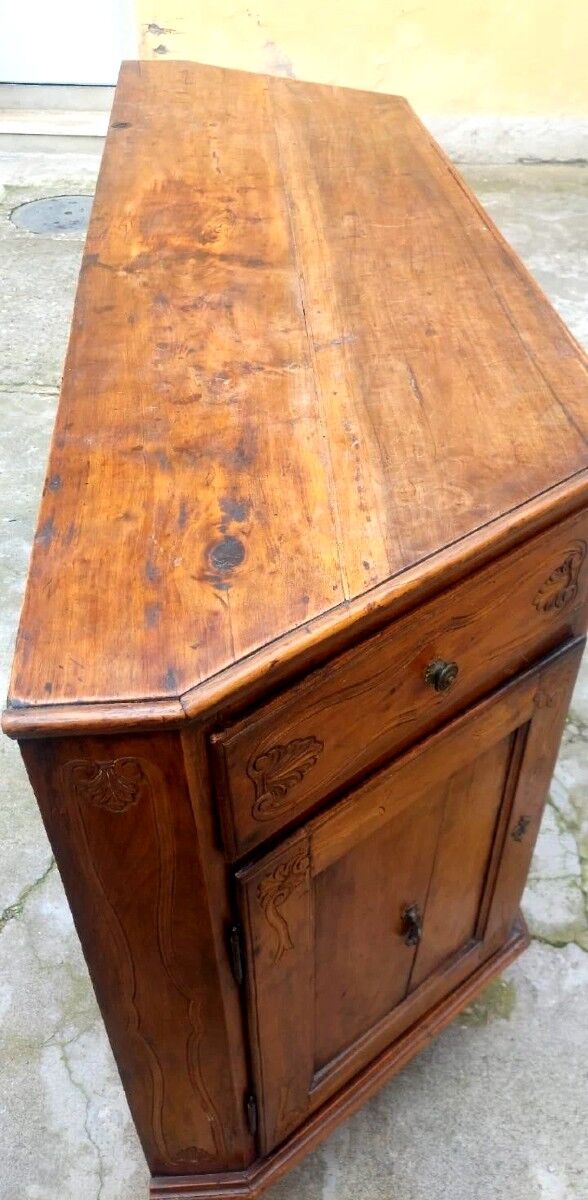 Ancient Venetian grand buffet from the 18th century in solid cherry wood.