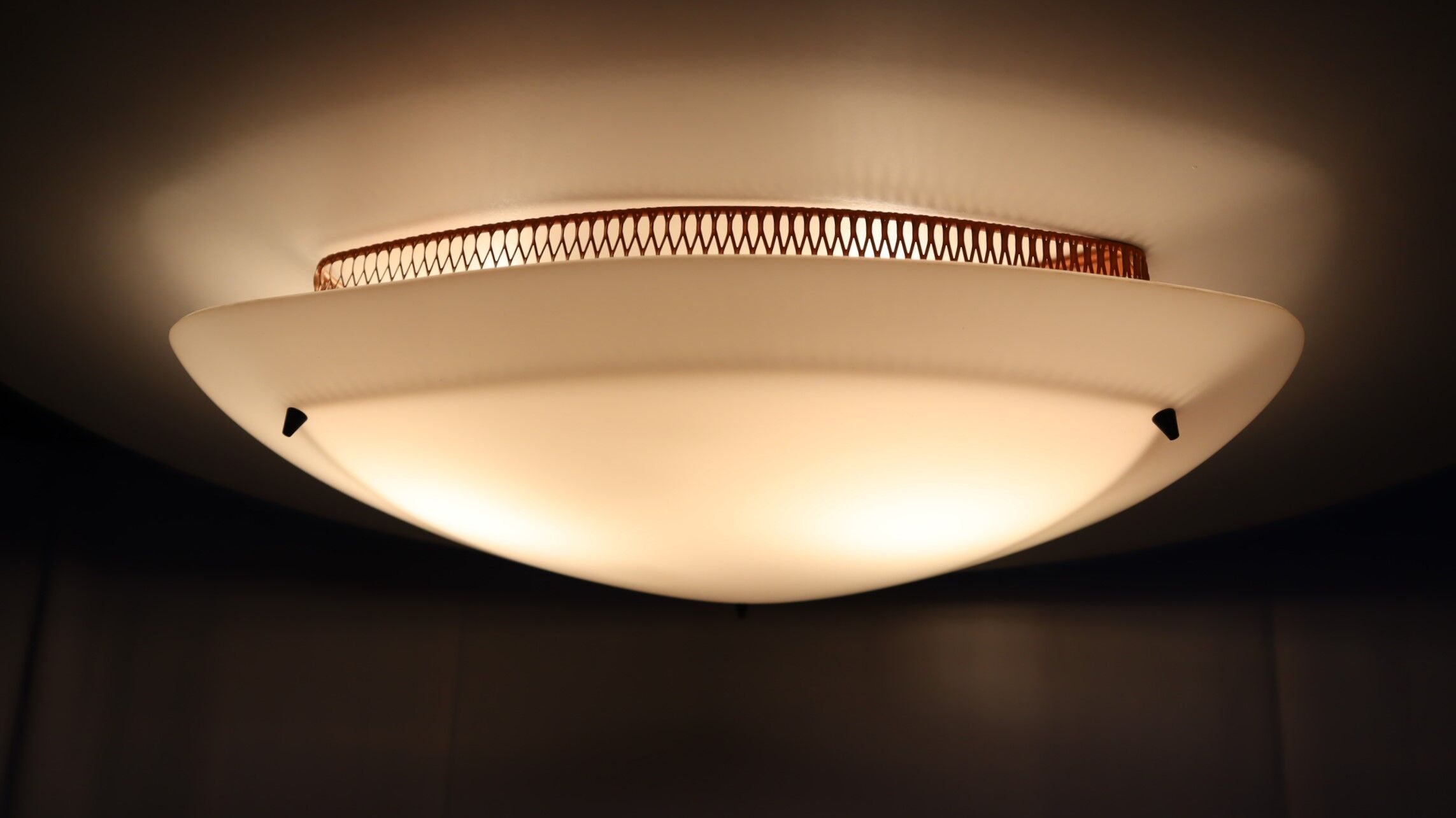 Plafonnier métal perforé 1950