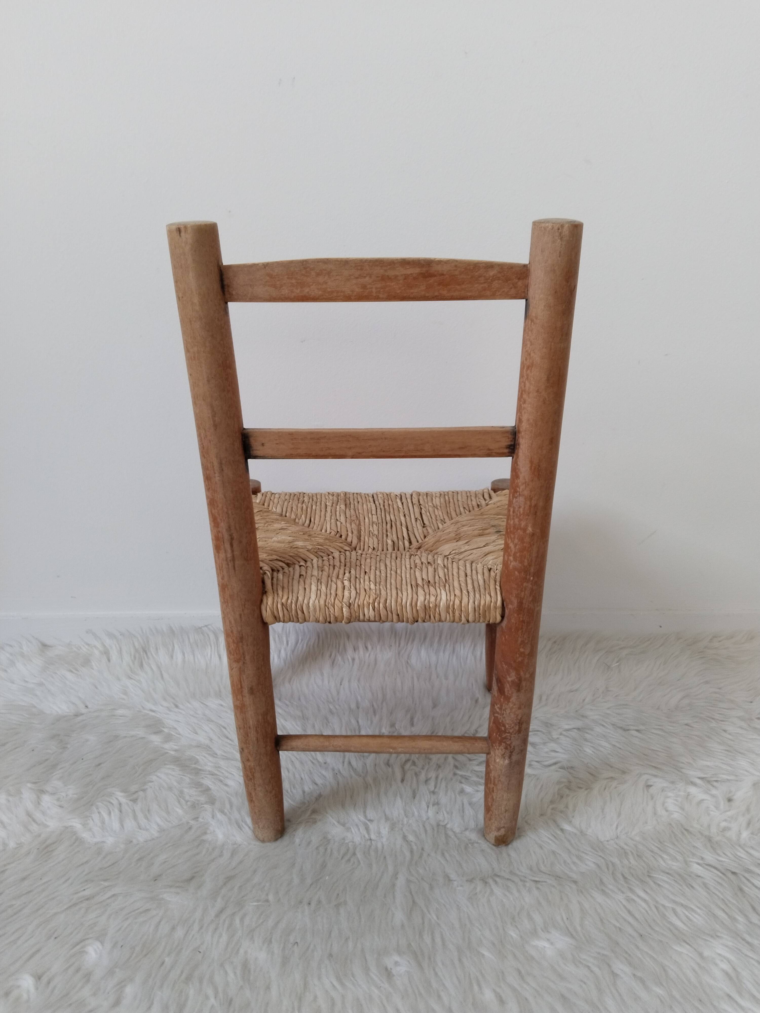 Vintage children's chair in wood and straw