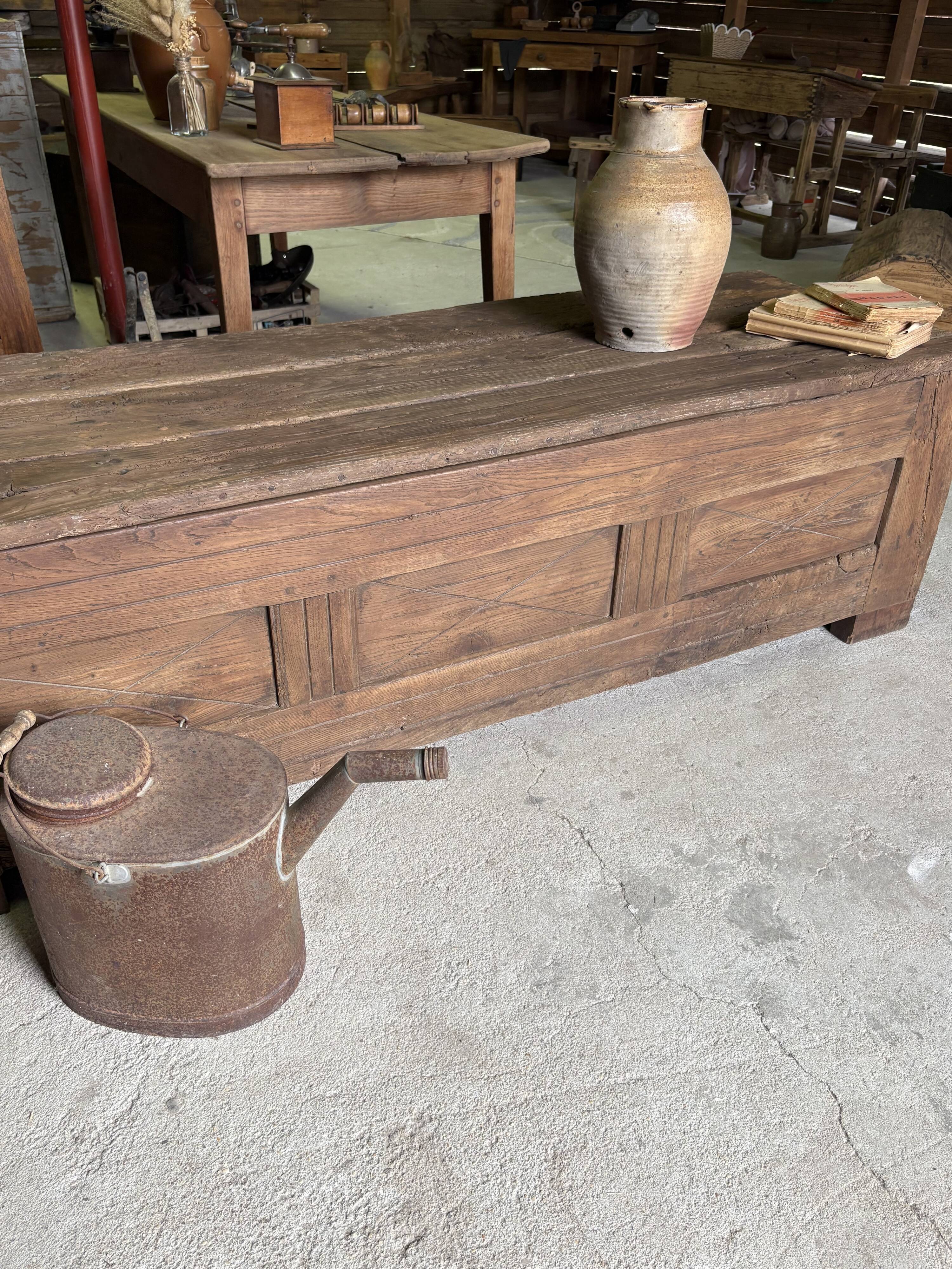 Maie ancienne en bois massif
