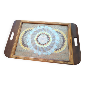 Plateau en bois marqueté. Décor ailes de papillons