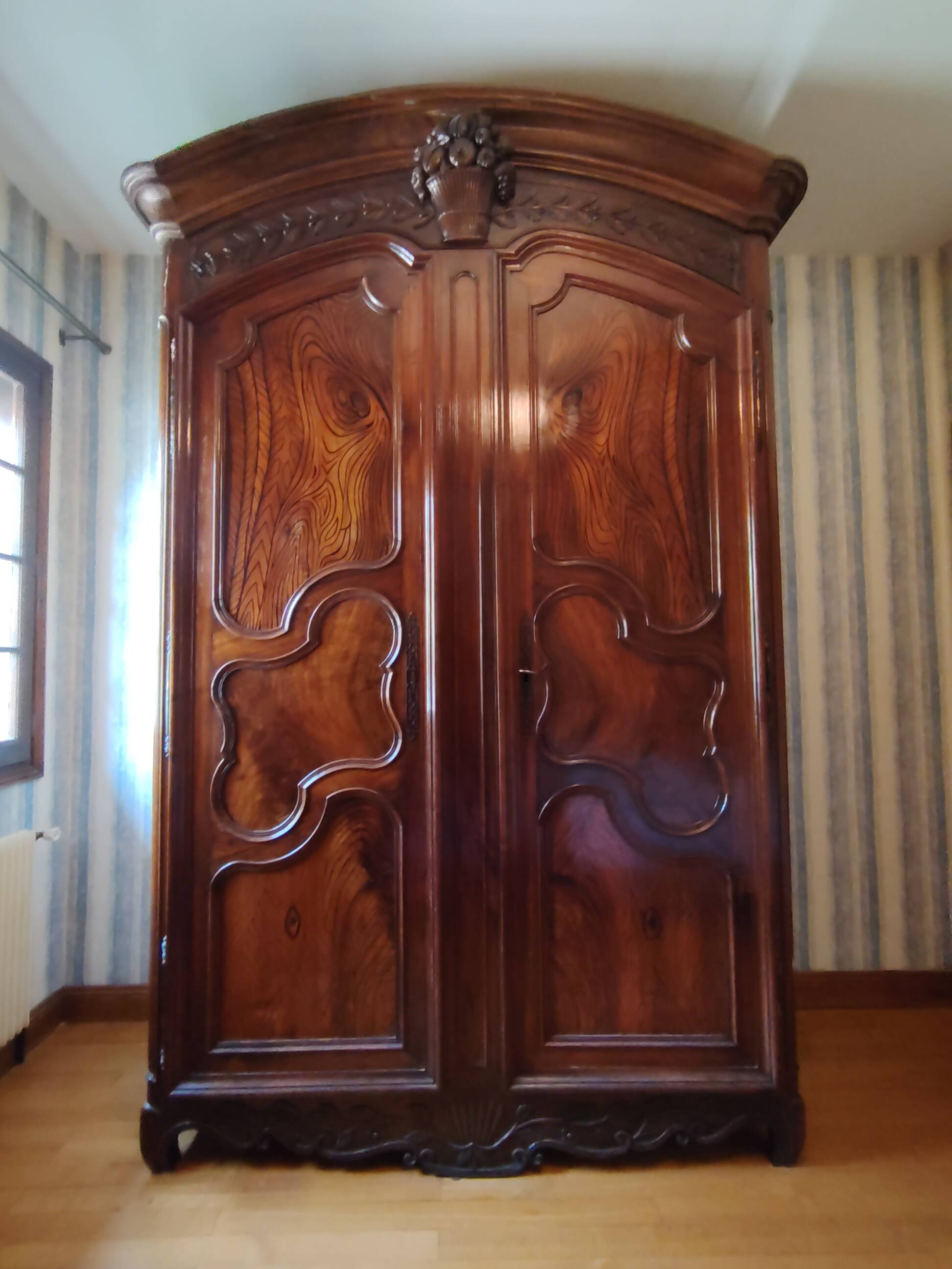 Lyonese walnut wardrobe from the 18th century.