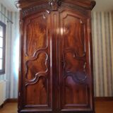 Lyonese walnut wardrobe from the 18th century.