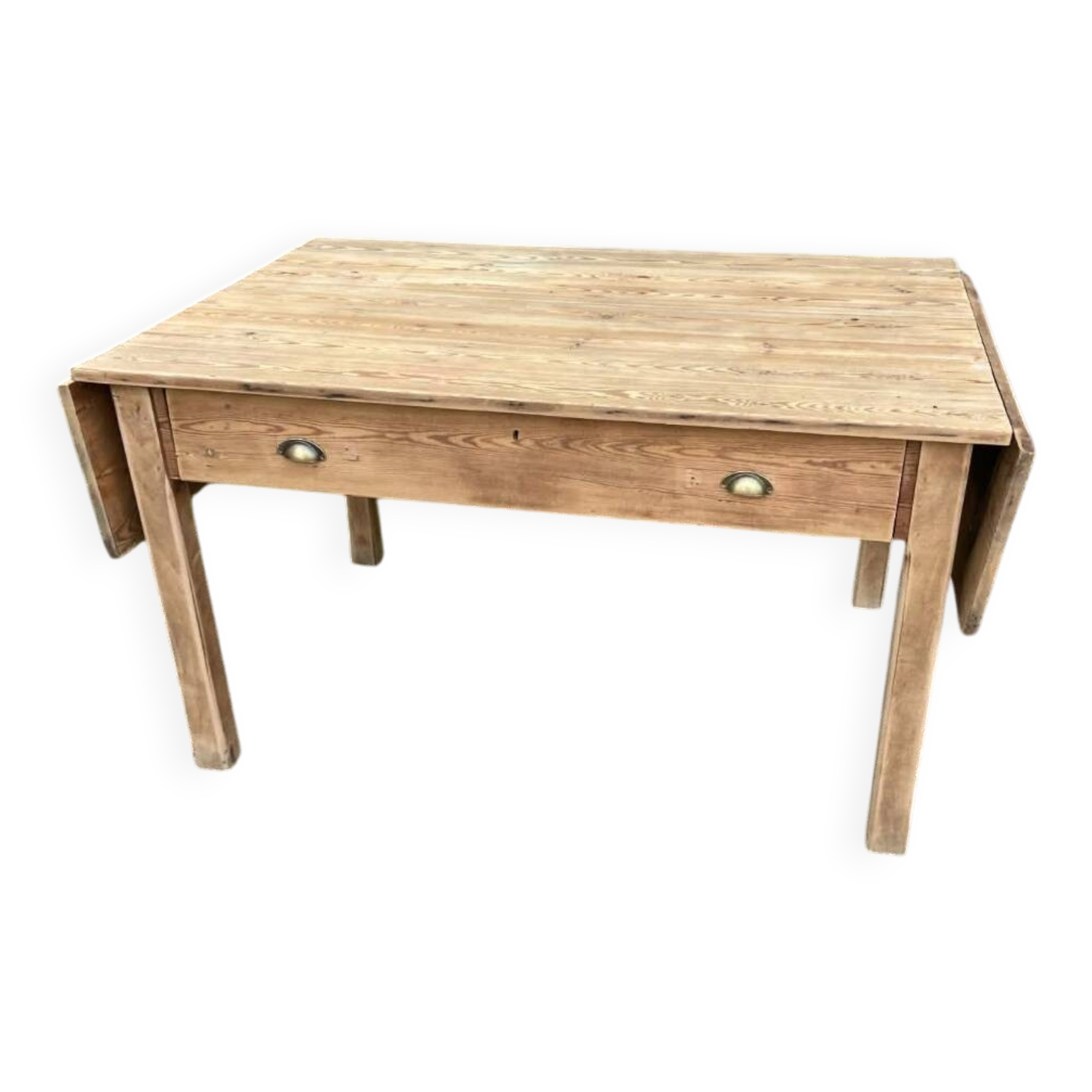 Old solid pine table – farmhouse spirit with a rustic style