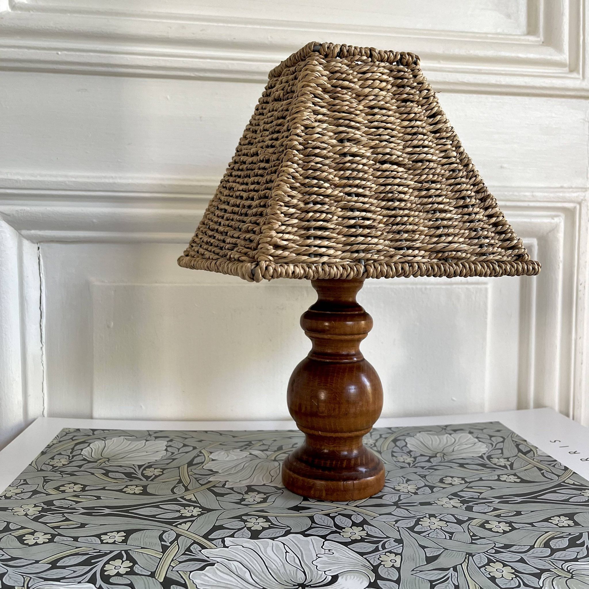 Lampe en bois, abat-jour corde, années 70