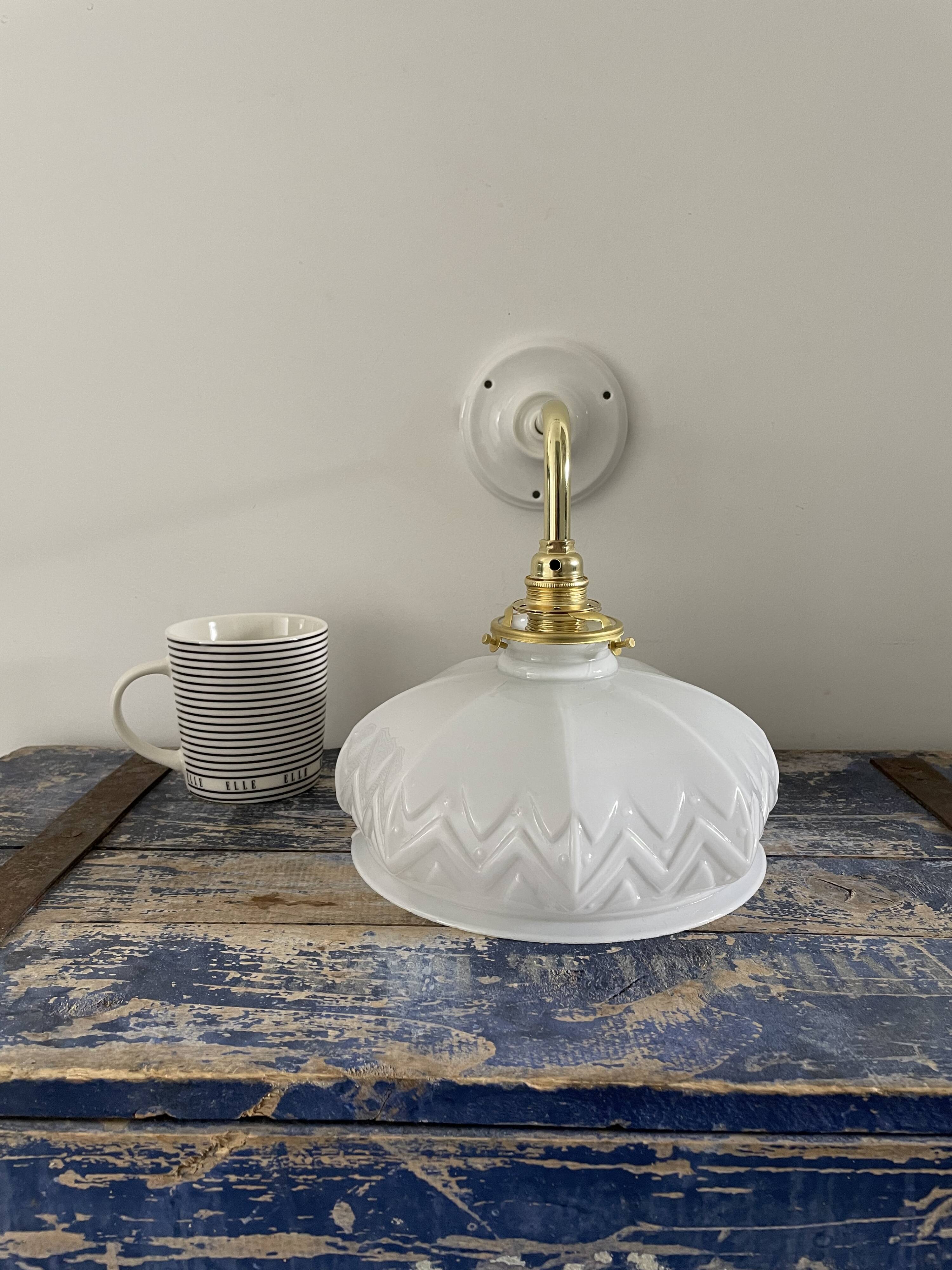Applique vintage en opaline blanche