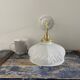 Applique vintage en opaline blanche