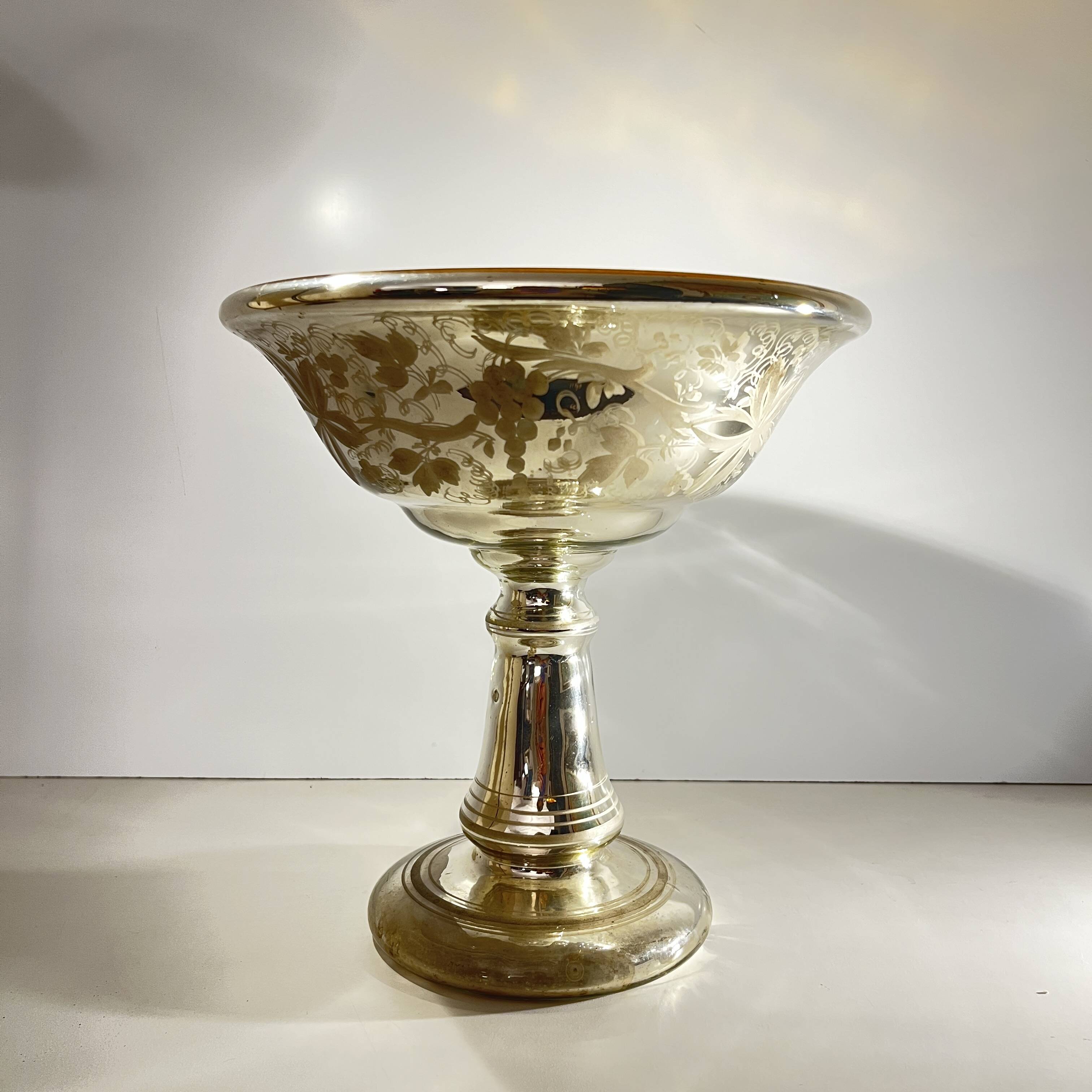 Cup in blown mercury and gilded glass called "sulfide", floral decoration engraved with