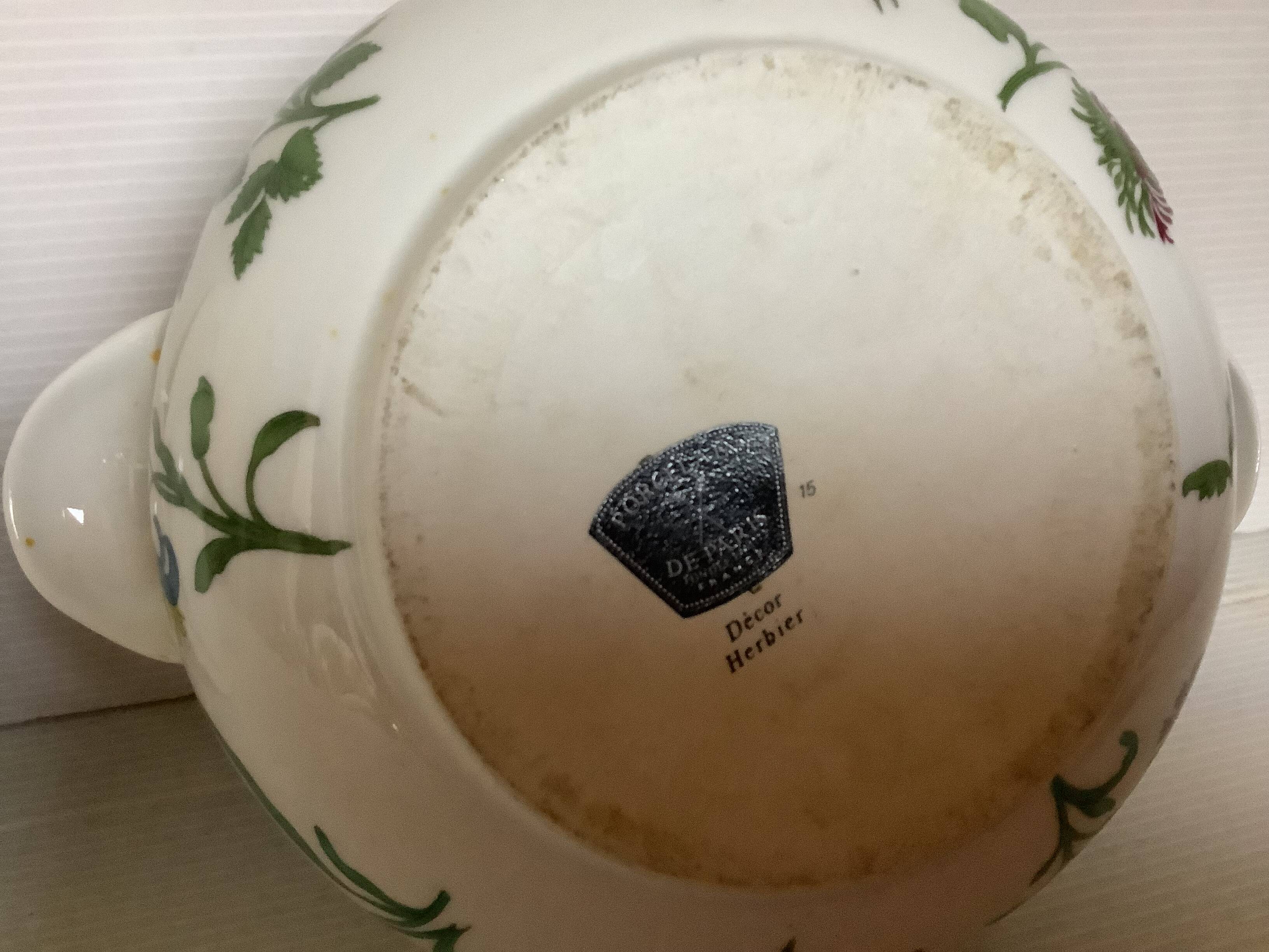 Paire de cassolettes avec couvercles en porcelaine de Paris