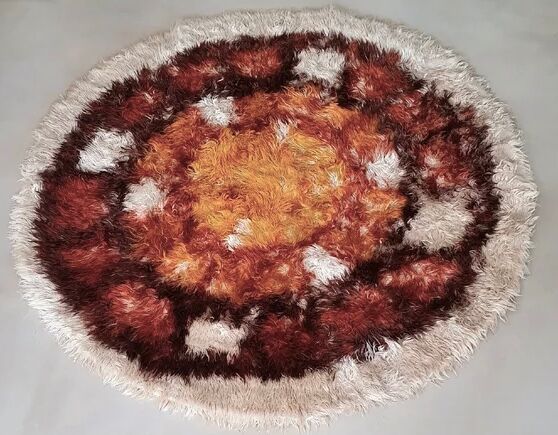 Vintage round carpet with long piles 70s