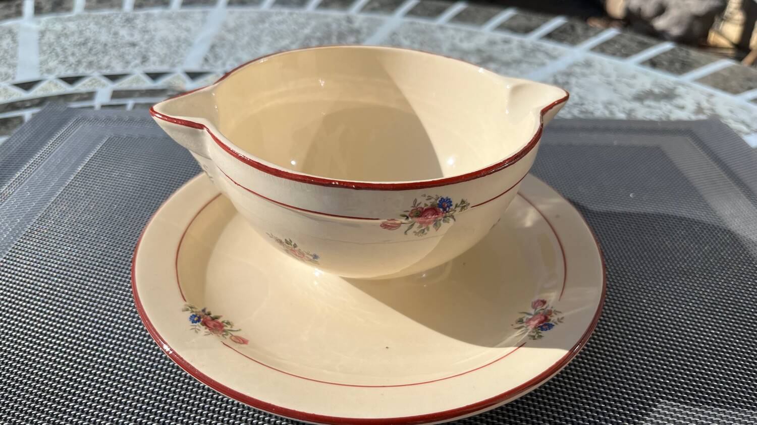 Salins sauce boat with integrated saucer