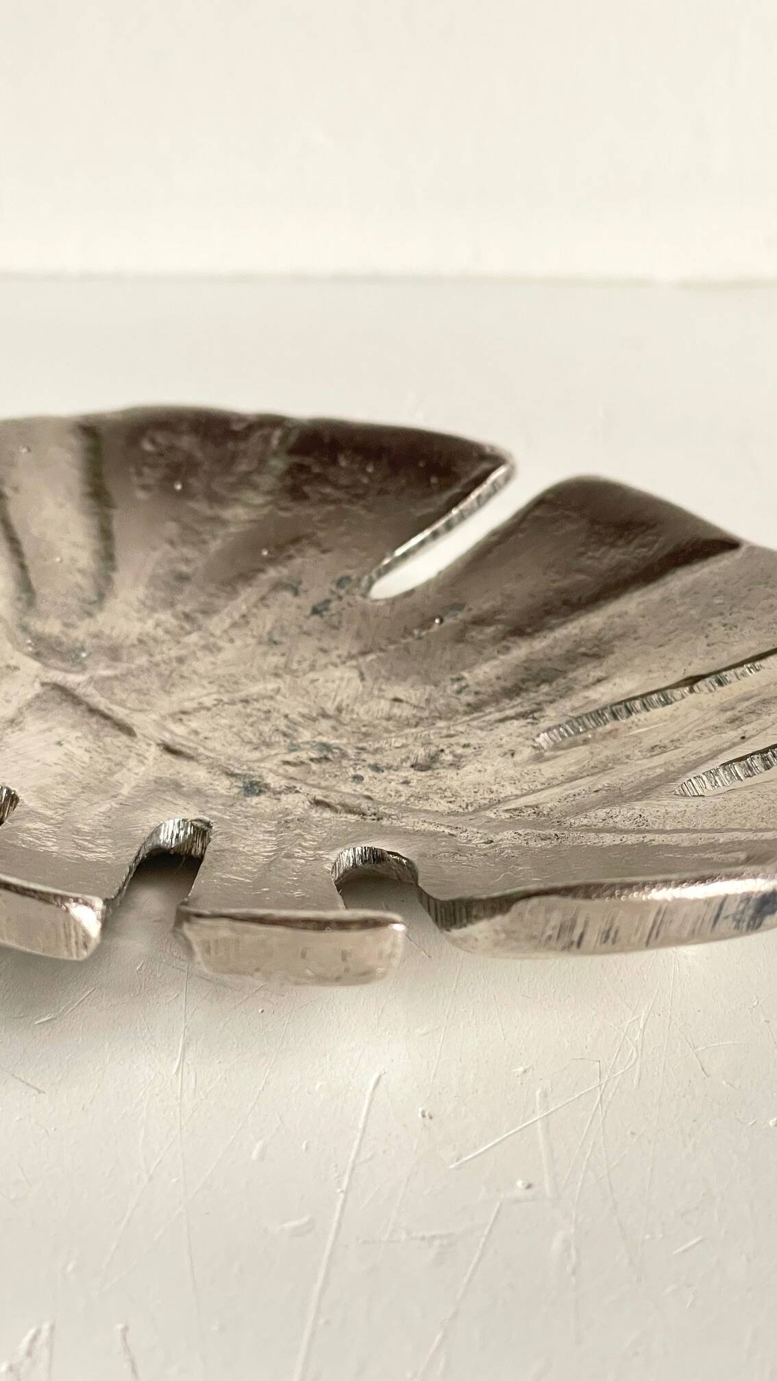 Leaf-shaped metal pocket emptier