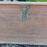 Coffre ancien en bois sculpté