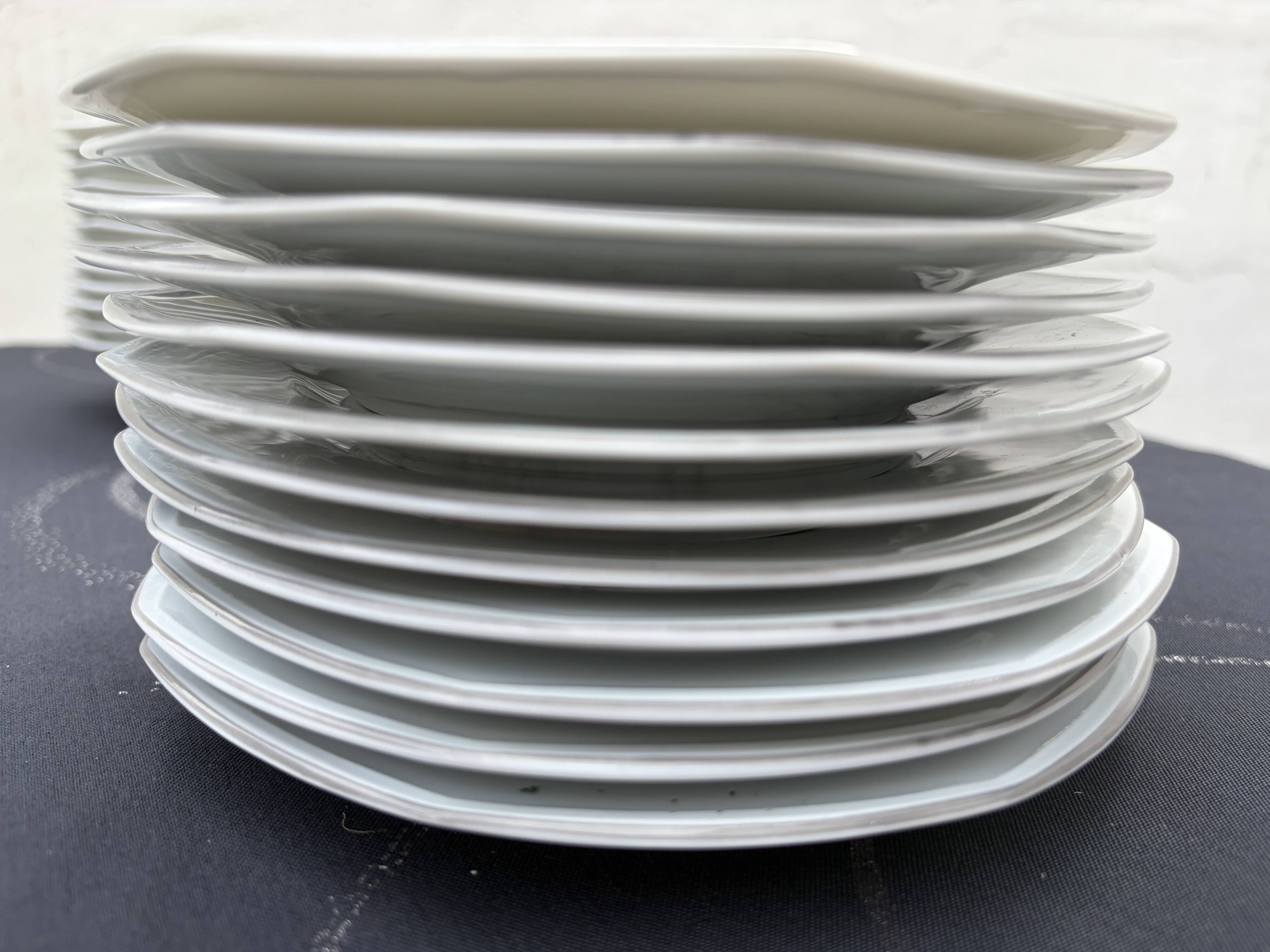 Set of 12 dessert plates in Sologne porcelain.