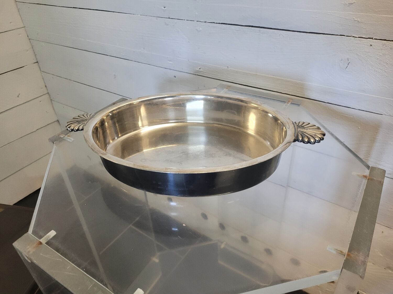 Hollow plate in silver metal