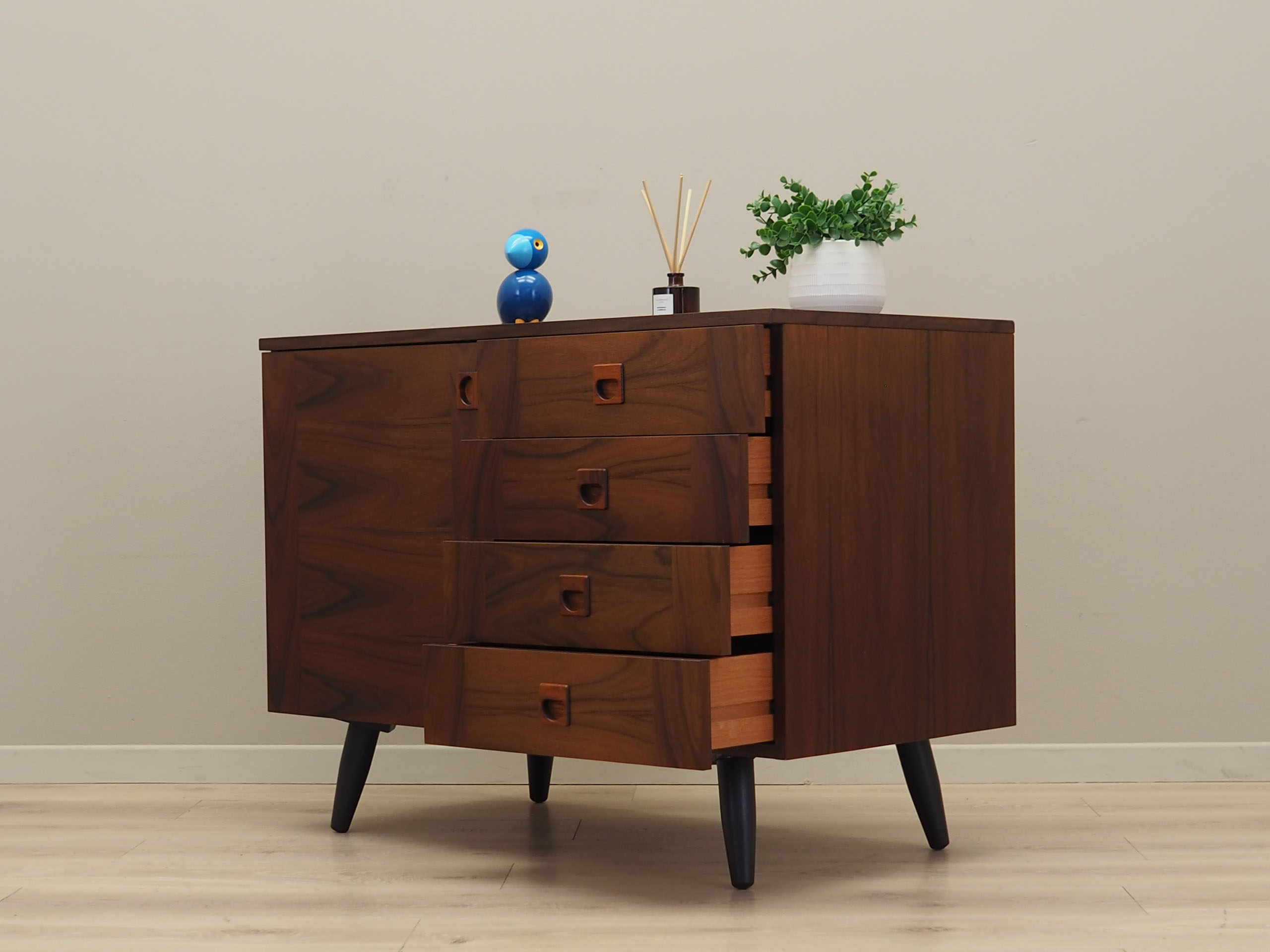 Buffet en noyer, design danois, années 1970, production: Danemark
