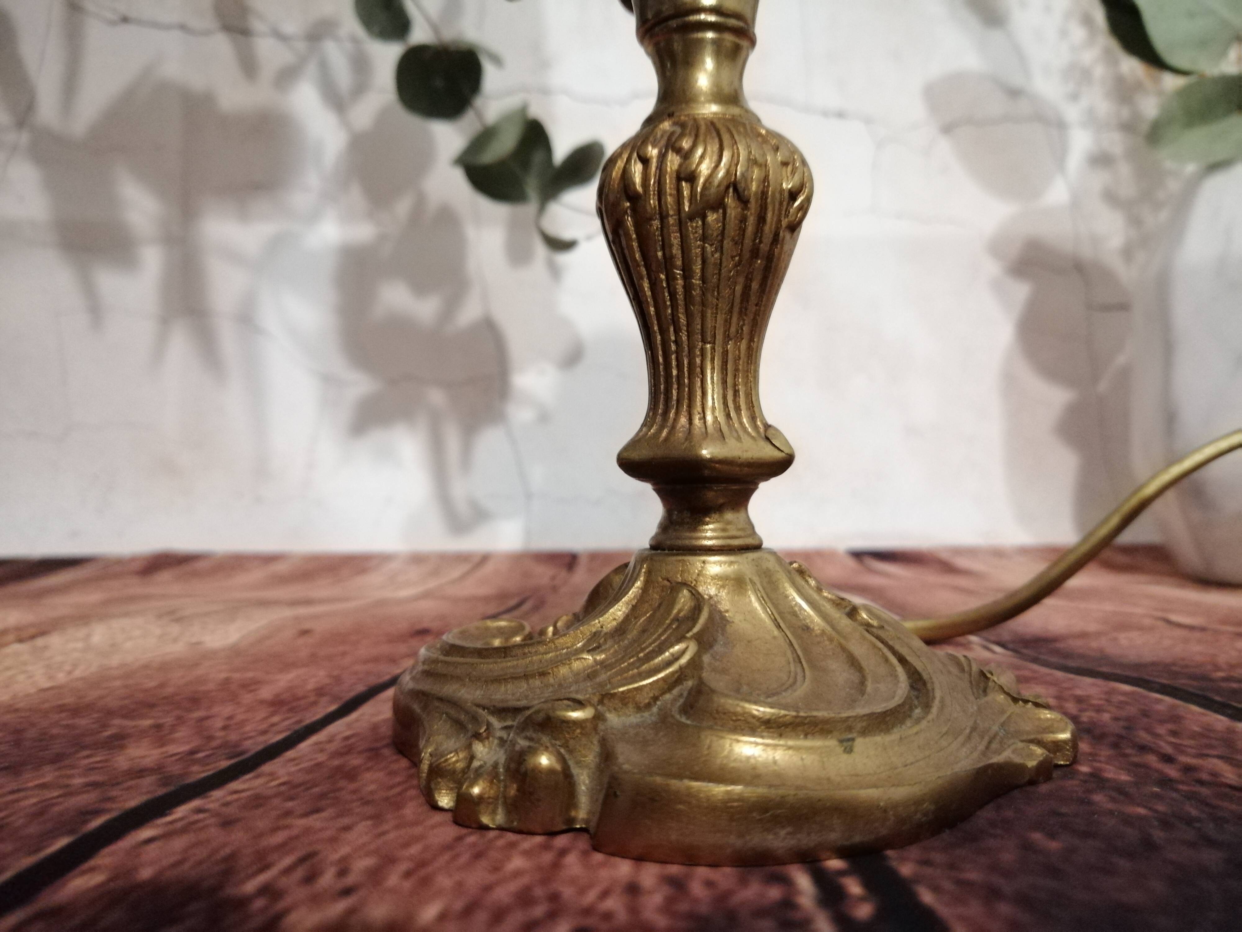 Lampe ancienne sur pieds, globe tulipe en verre moulé