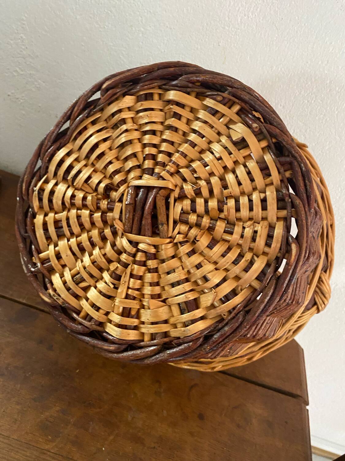 Round two-tone wicker basket from the 80s.