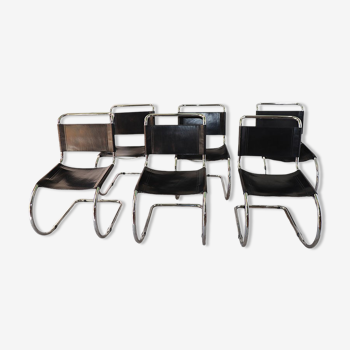 Série de 6 chaises minimaliste en métal chromé et cuir noir vers 1970