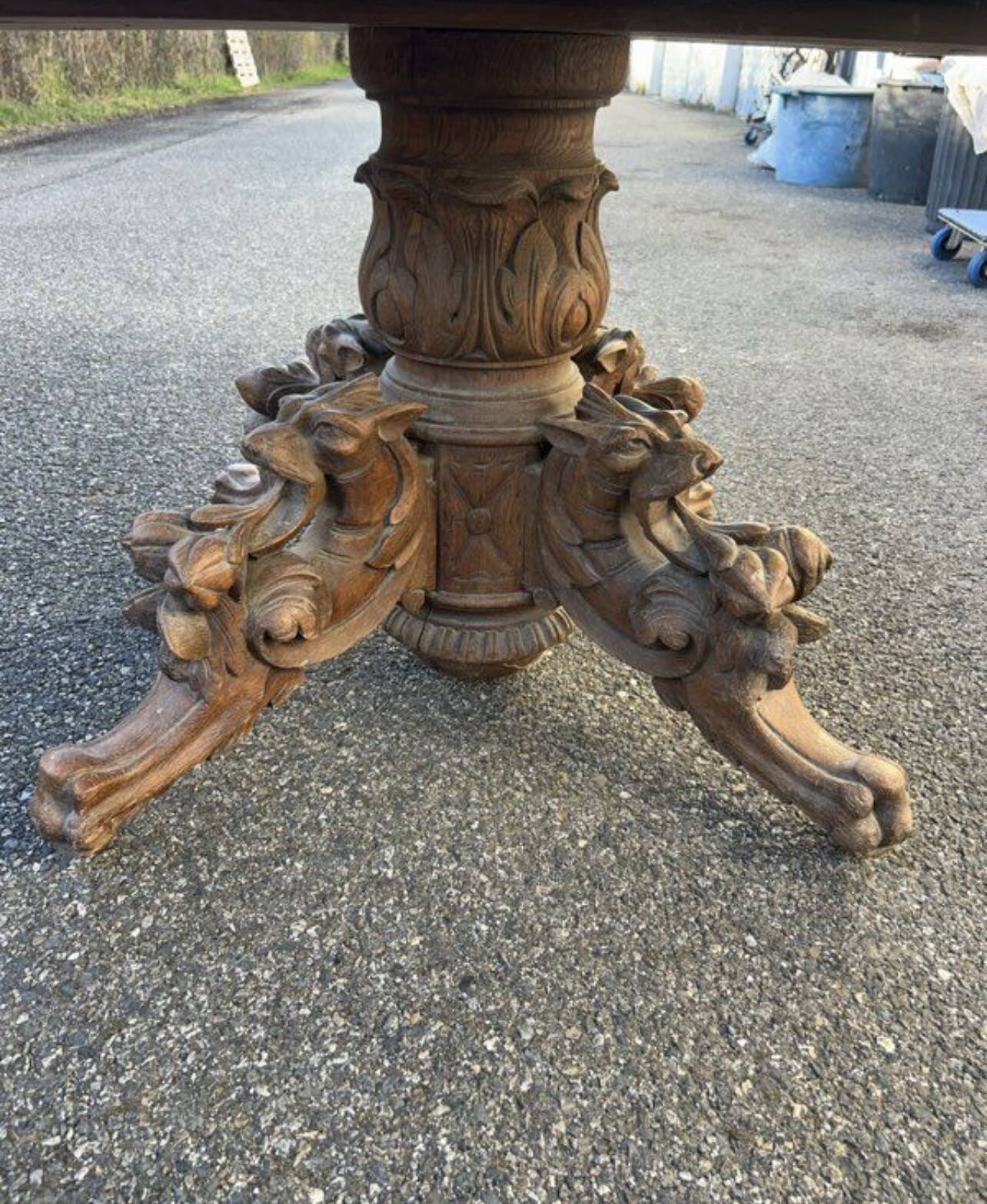 Oval hunting table in solid wood with dragon decoration.