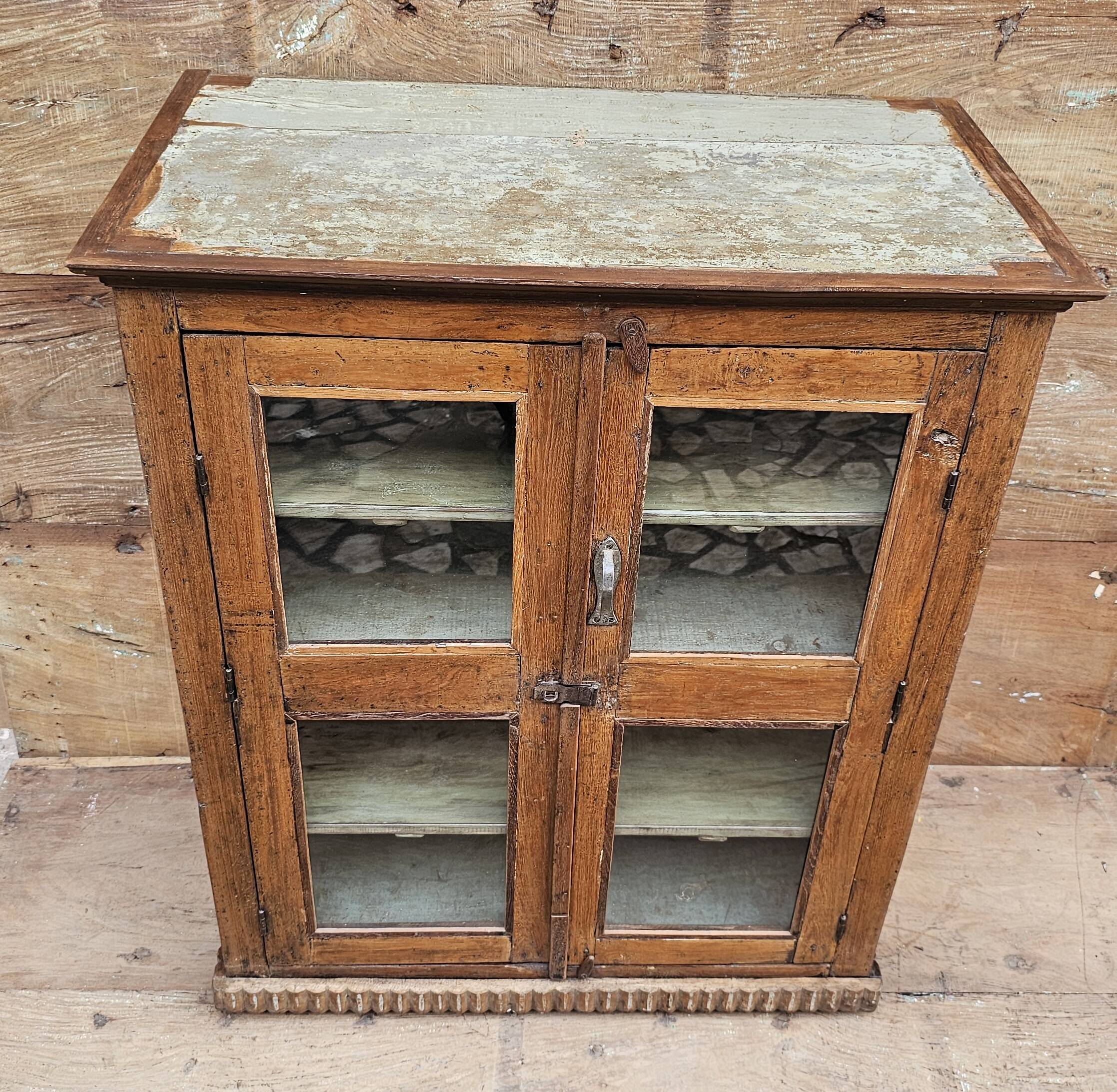 Ancien cabinet vitré en teck birman