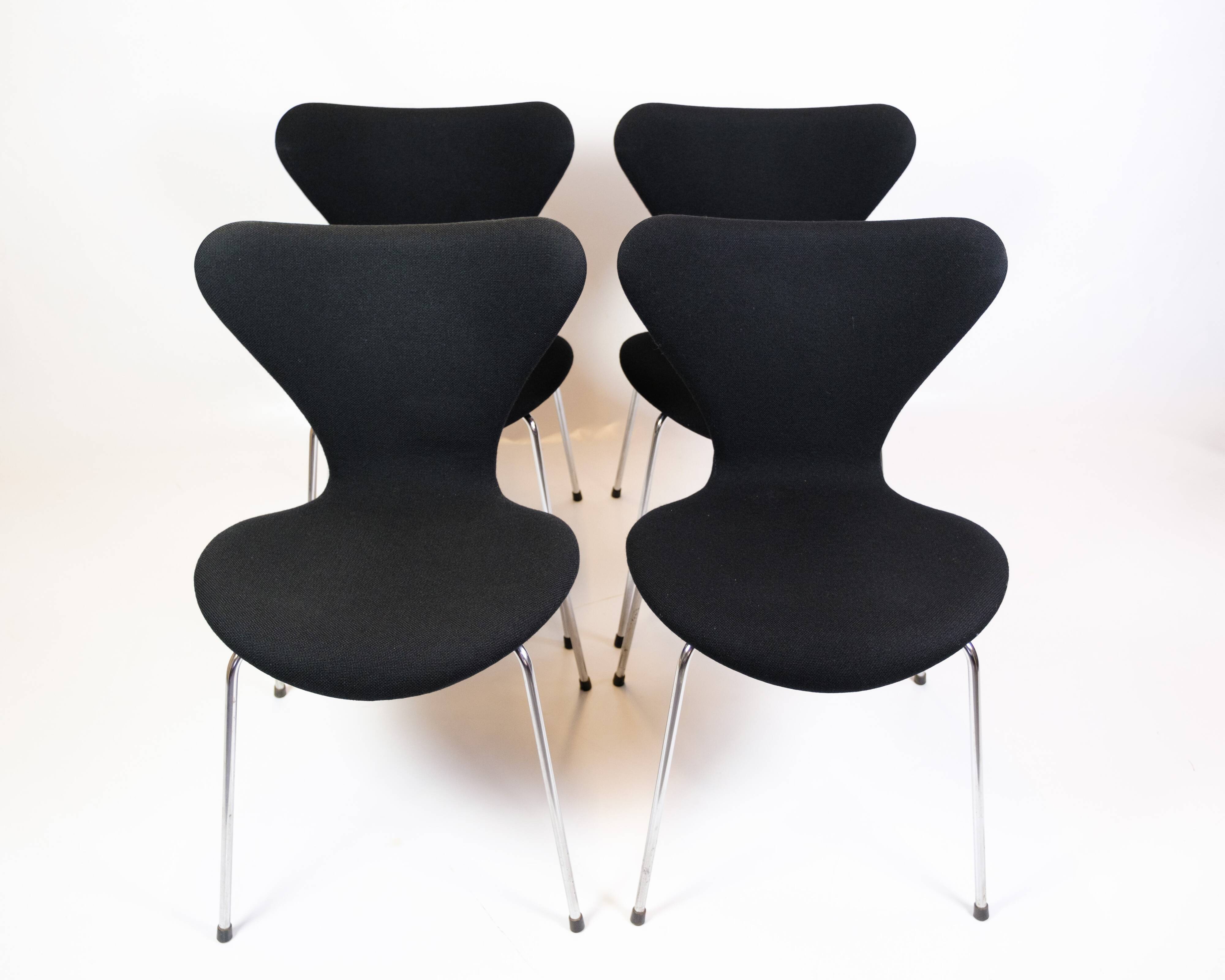 Set Of 4 Seven Chairs Model 3107 Original Upholstered In Black Fabric By Arne Jacobsen