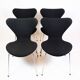Lot de 4 chaises Seven modèle 3107 originales tapissées en tissu noir par Arne Jacobsen