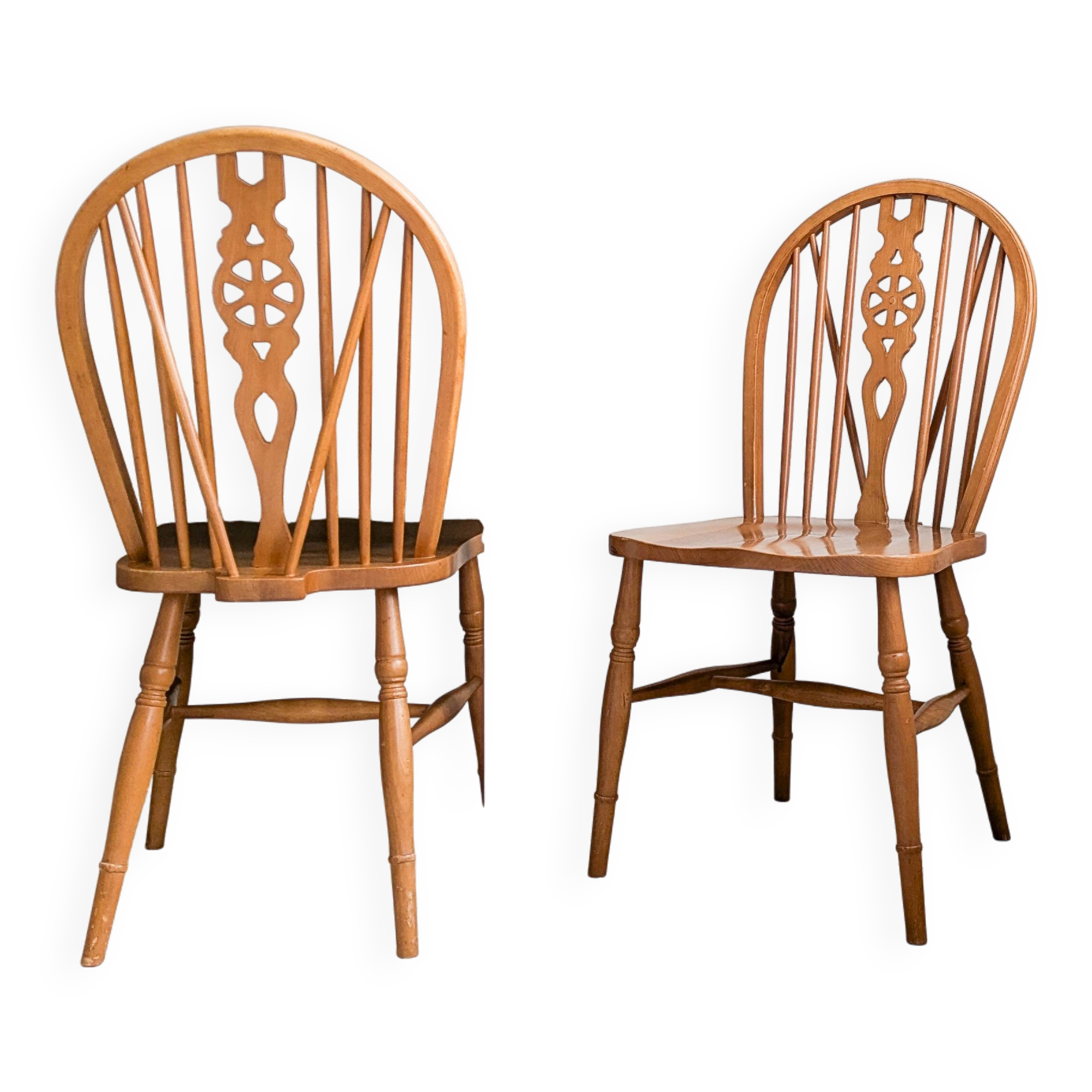 Paire de chaises vintage bois clair, dossier à barreaux, style campagne chic