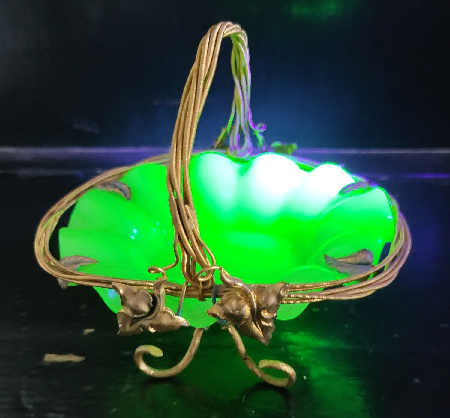 Empty pocket basket in green opaline (uranium/uraline)