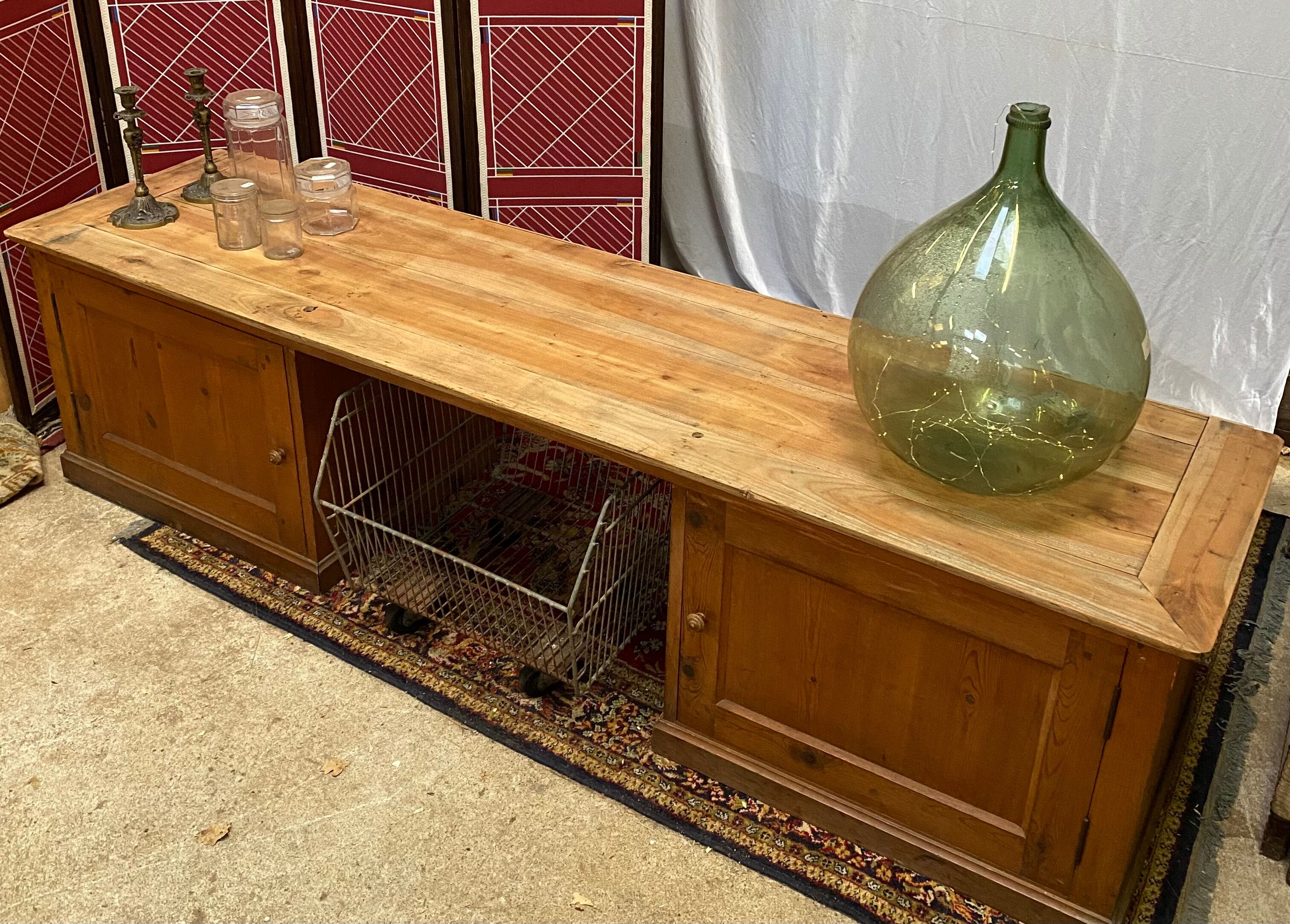 Entrance bench with storage