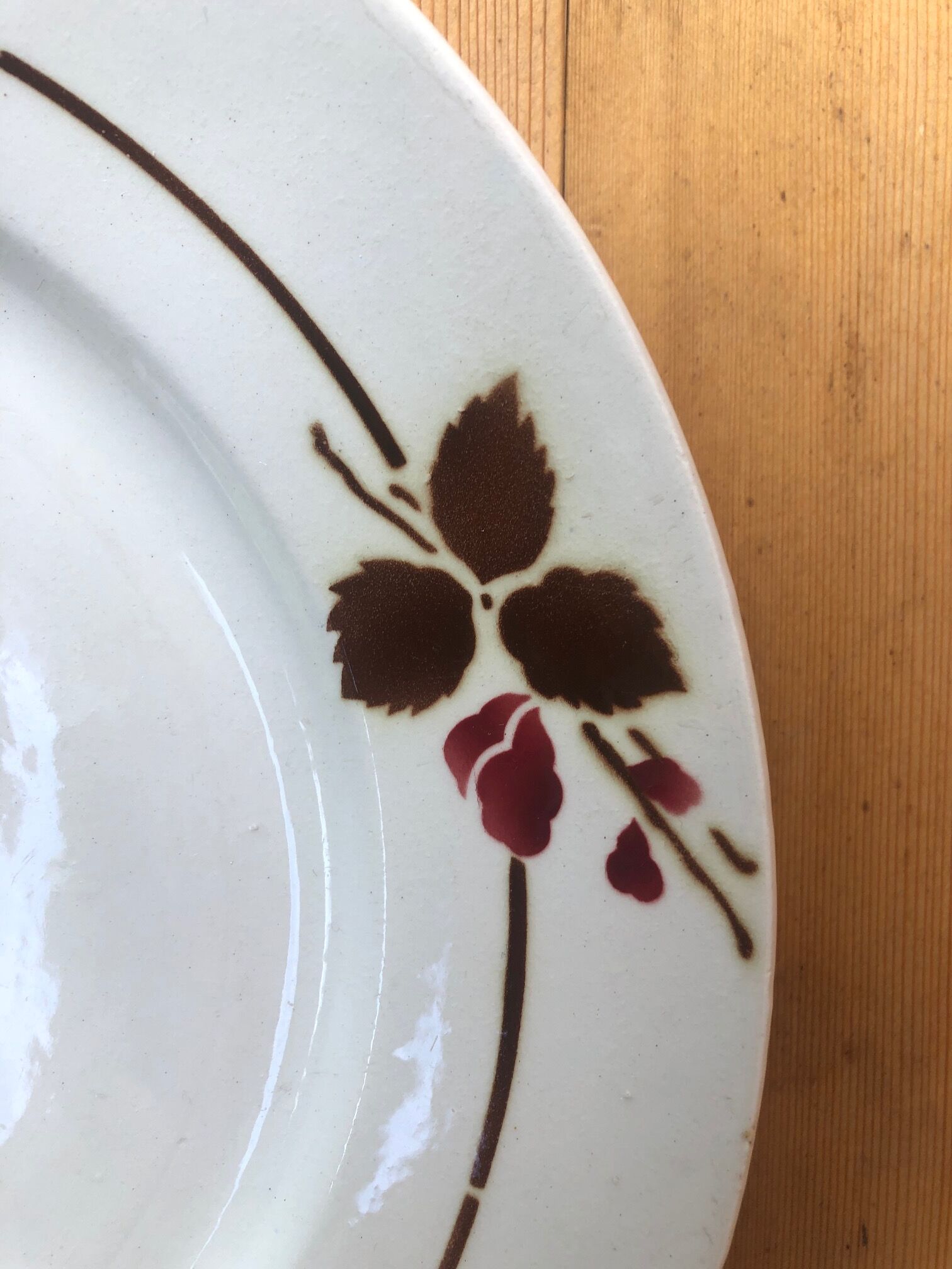 Cake dish with coves St Amand Very nice red and brown floral décor