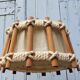 Suspension en bois et corde