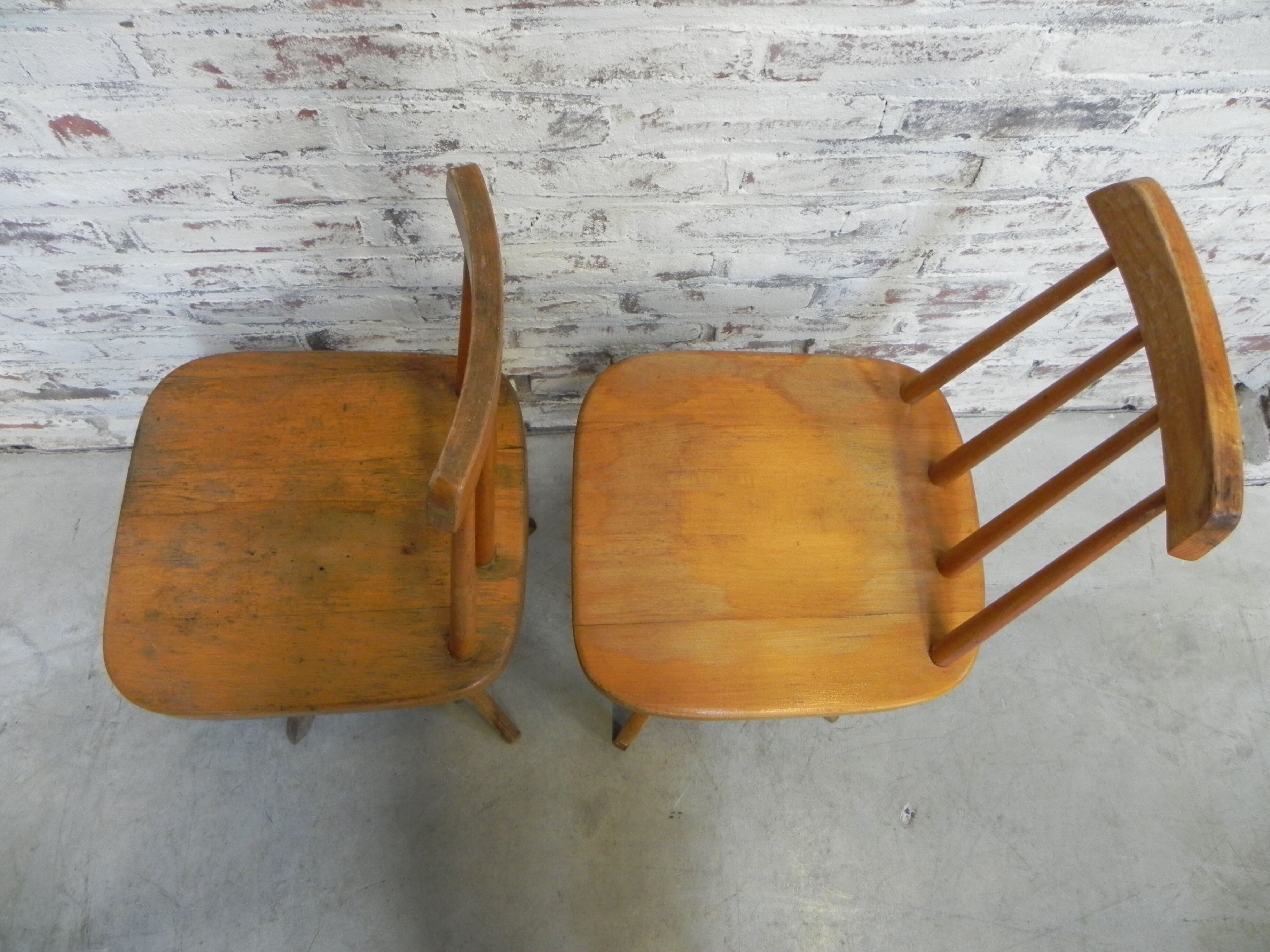 2 chaises en bois studio