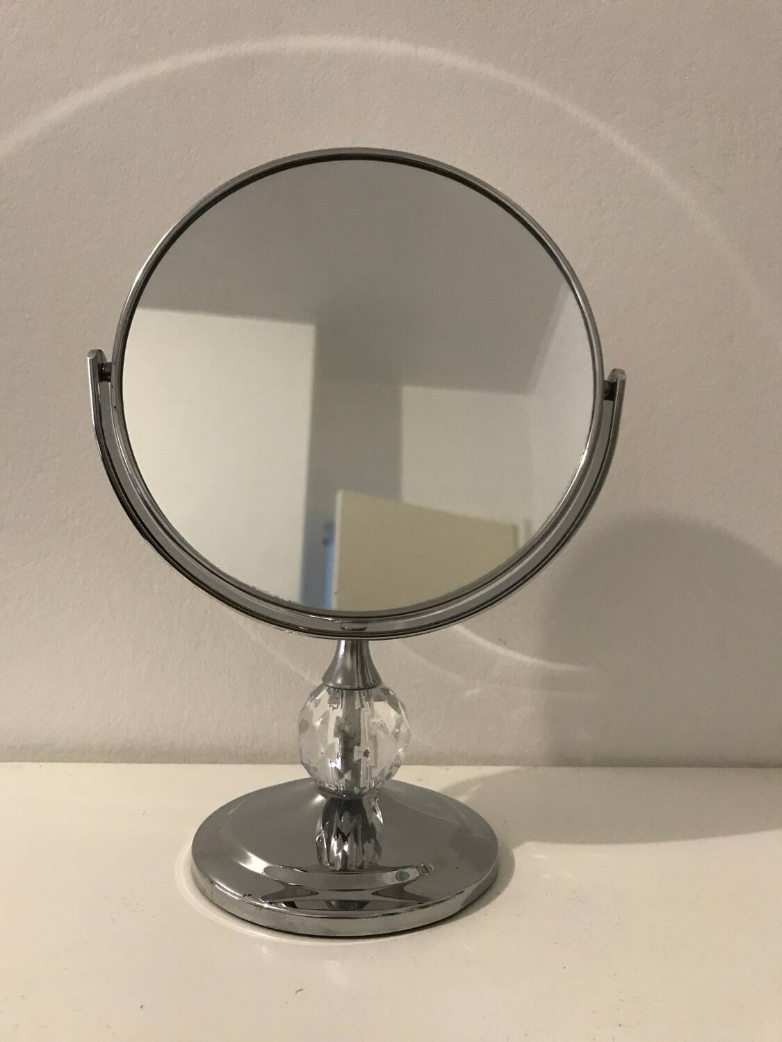 Magnificent retro mirror with magnifying effect